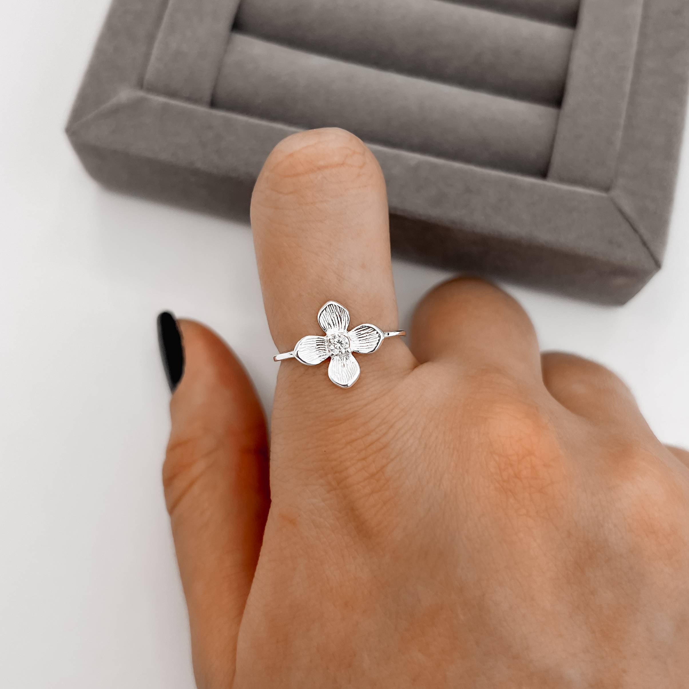 Imagem Secundária Anel flor 4 pétalas com zircônia