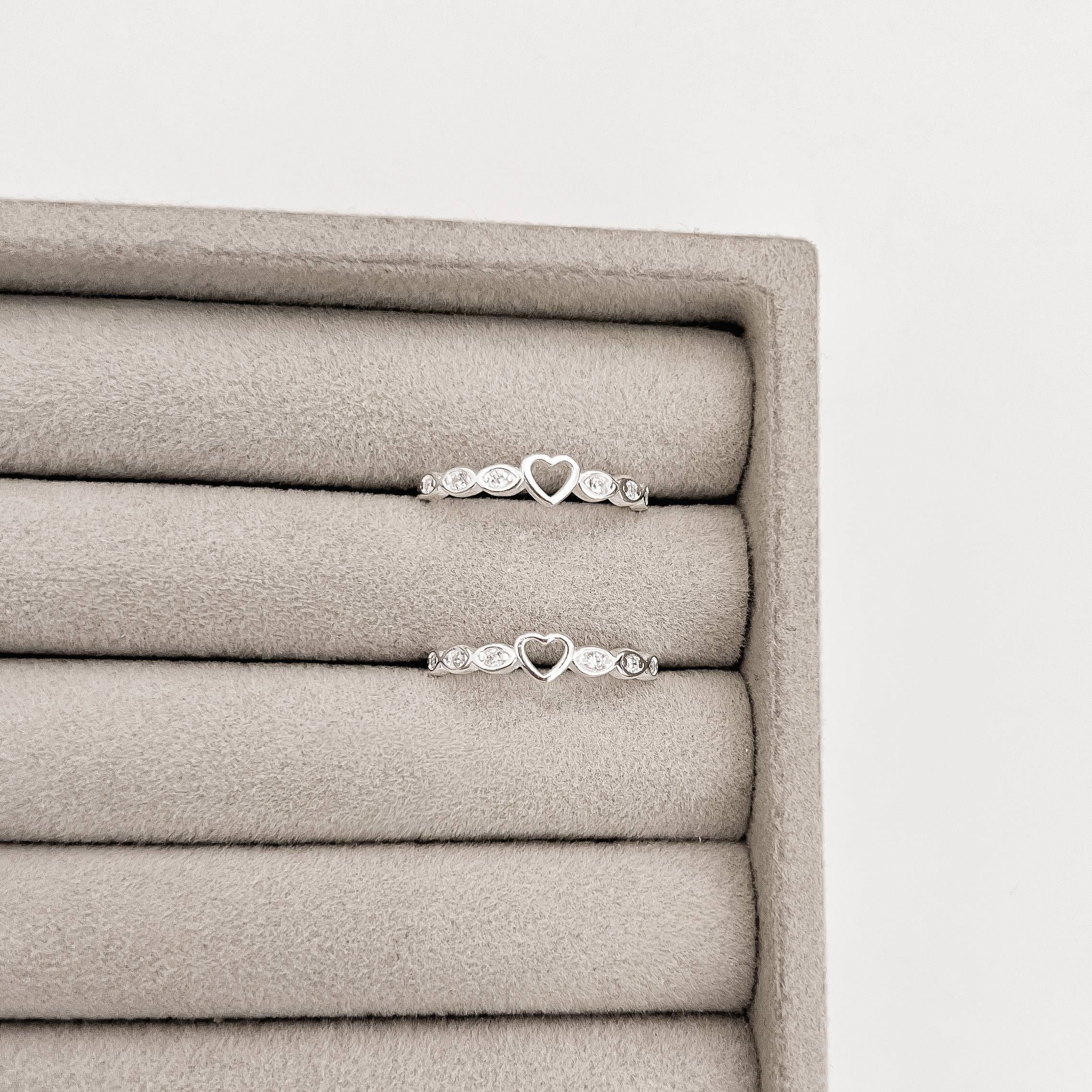 Imagem Secundária Anel coração vazado com navetes cravejados