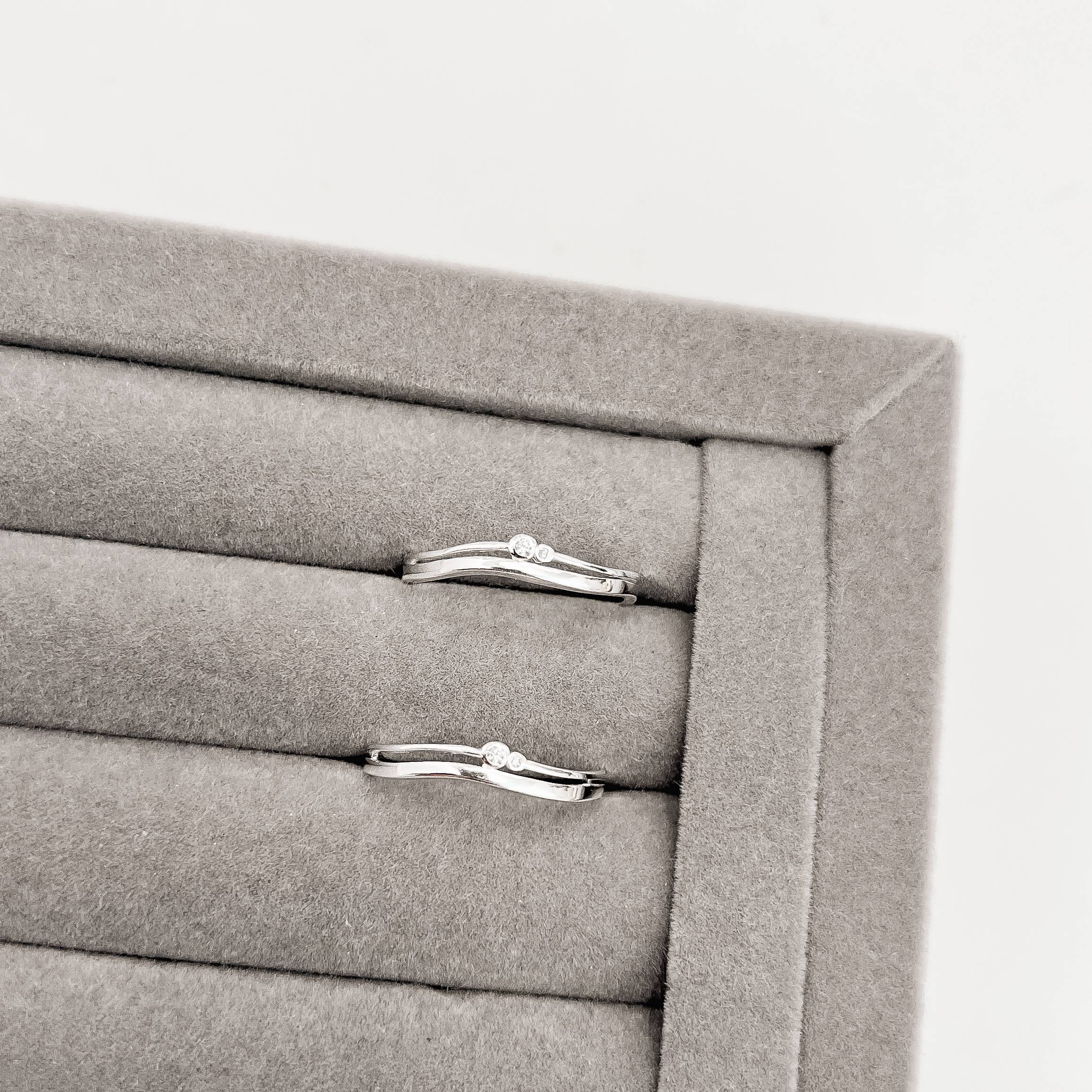 Imagem Anel ondulado fio duplo com zircônias