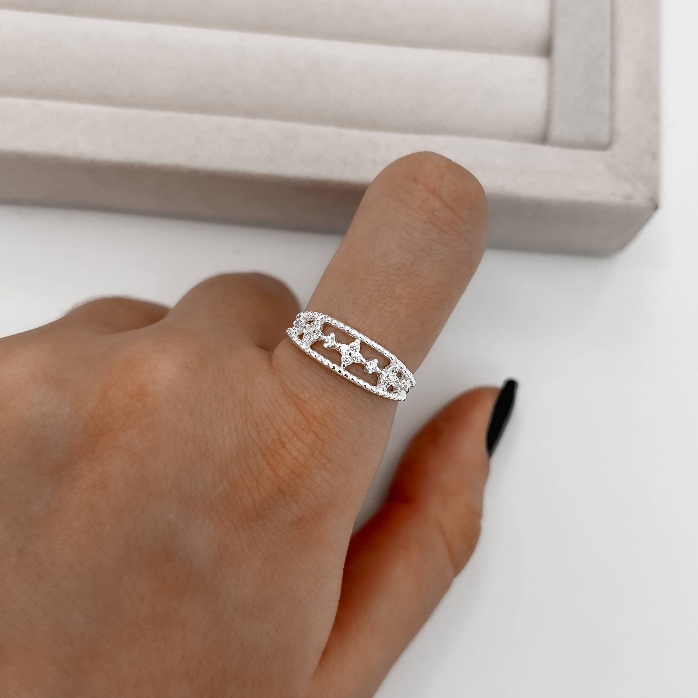 Imagem Secundária Anel fio triplo bolinhas e trevos cravejados