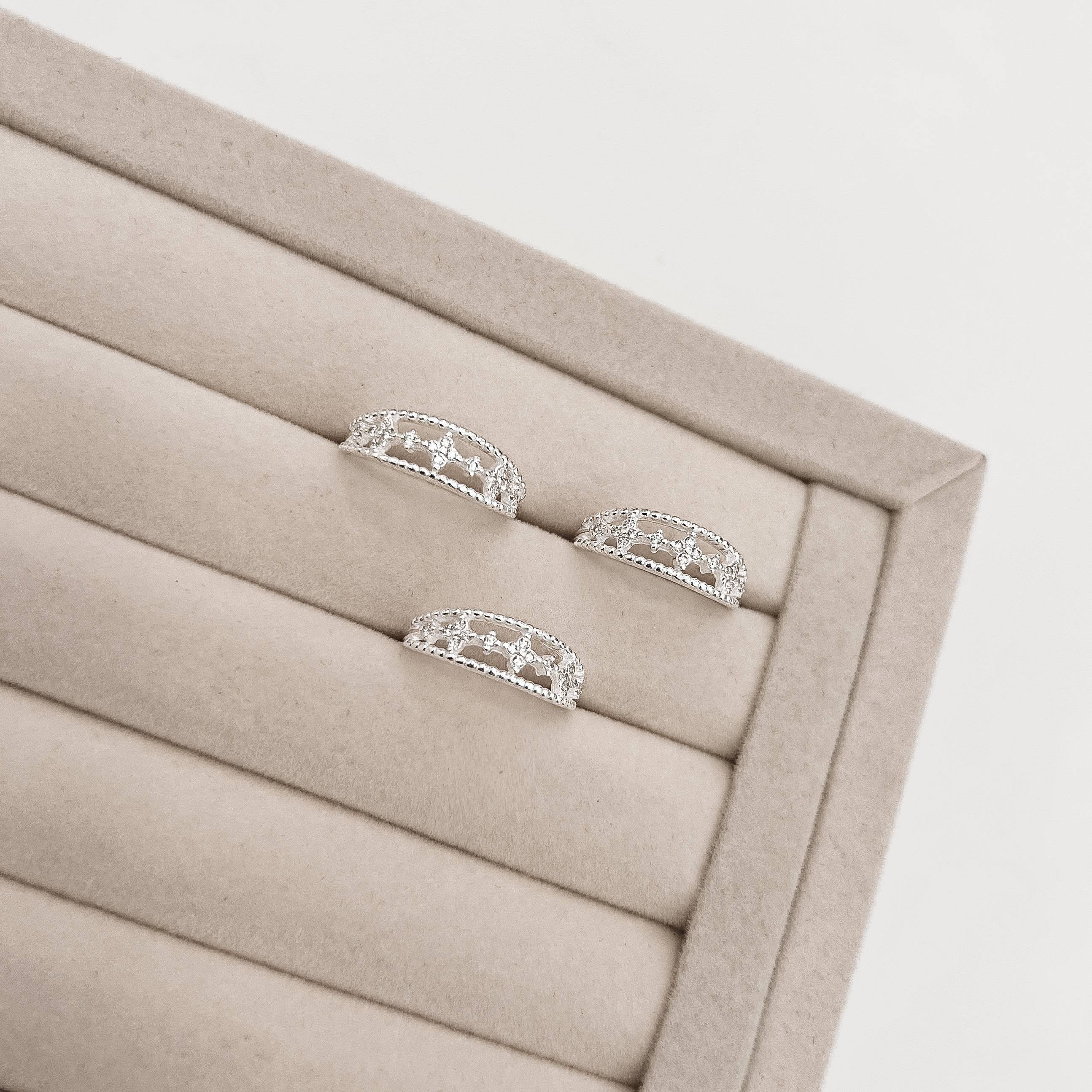 Imagem Anel fio triplo bolinhas e trevos cravejados