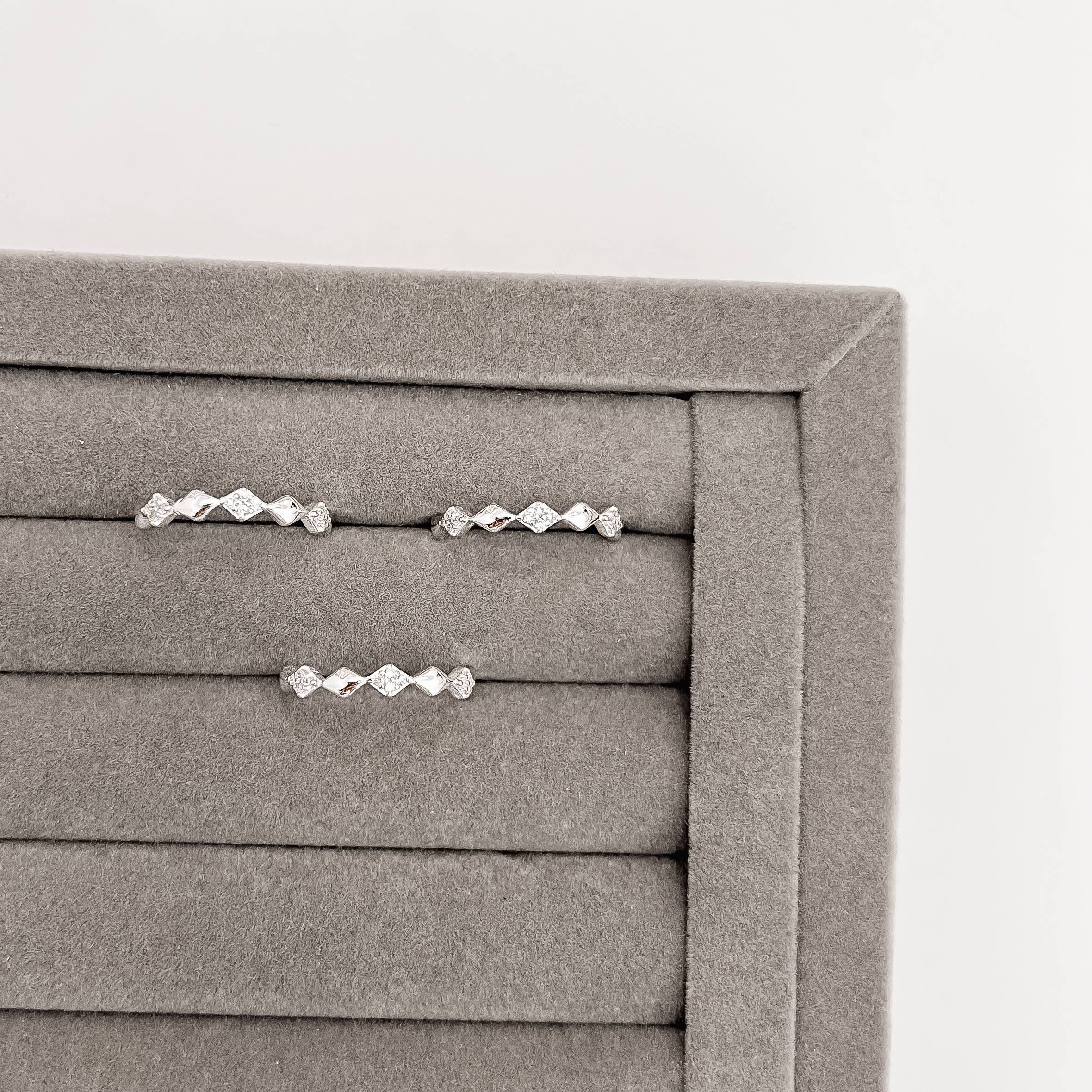 Imagem Secundária Anel losangos lisos e cravejados