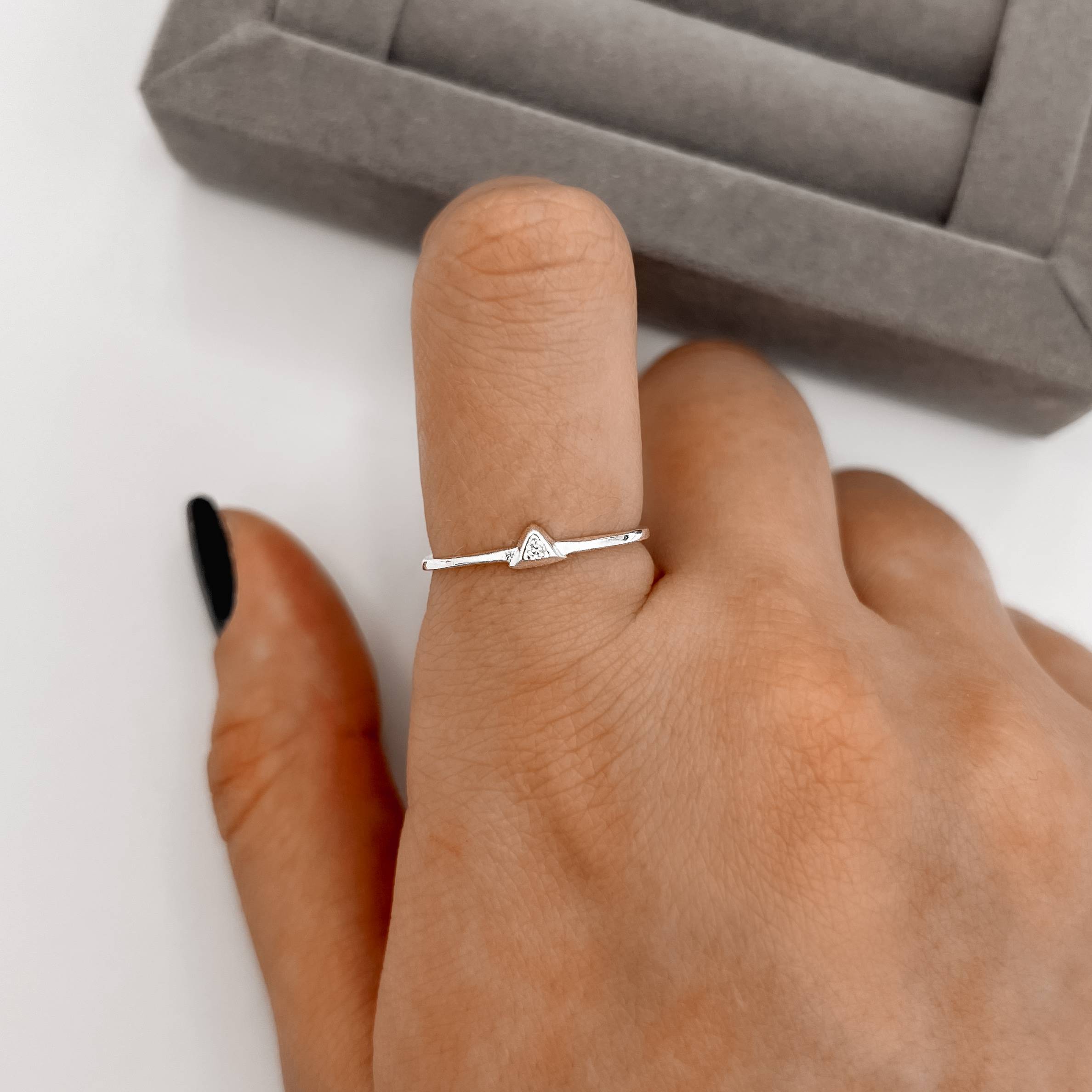 Imagem Secundária Anel triângulo com zircônia 