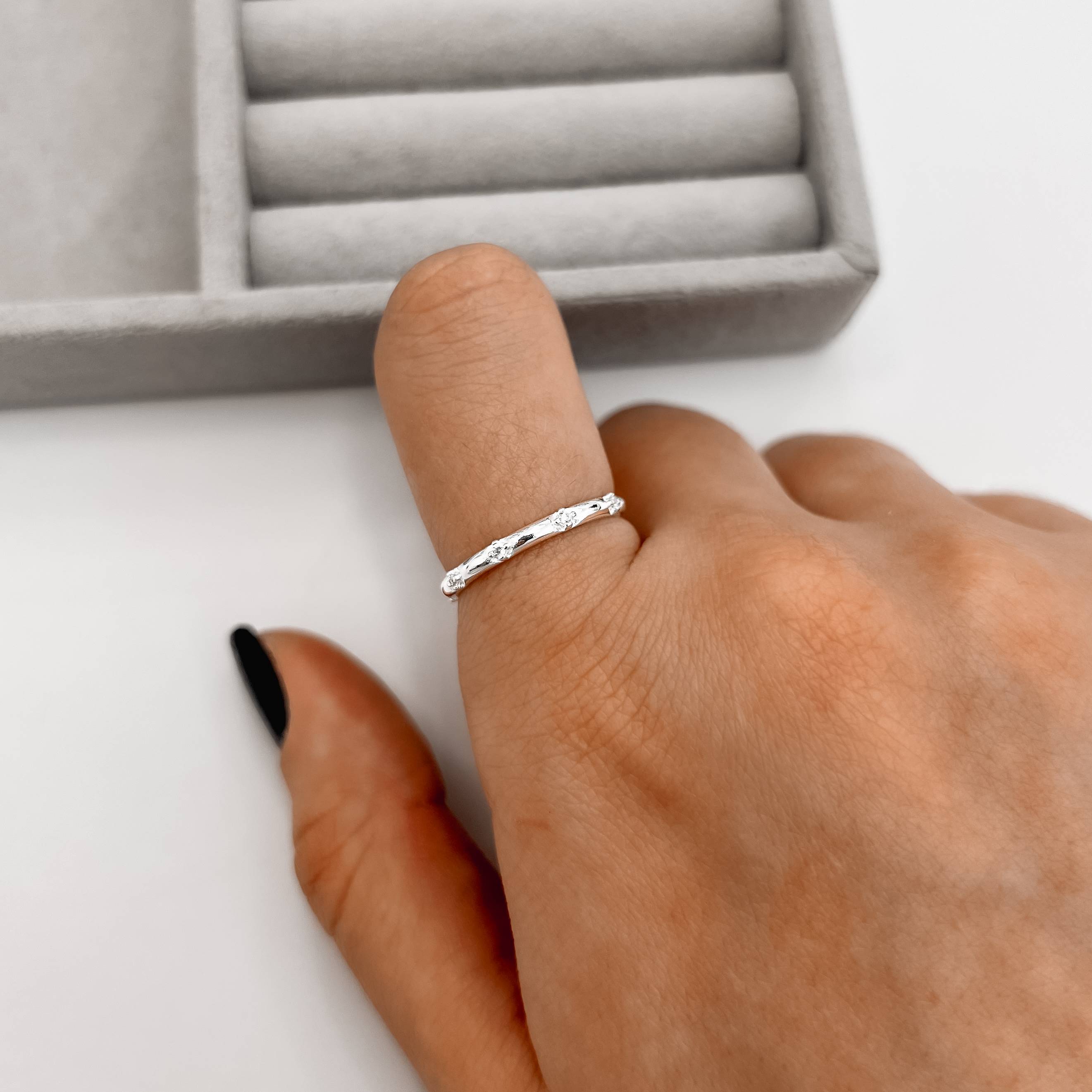 Imagem Anel aliança com mini zircônias