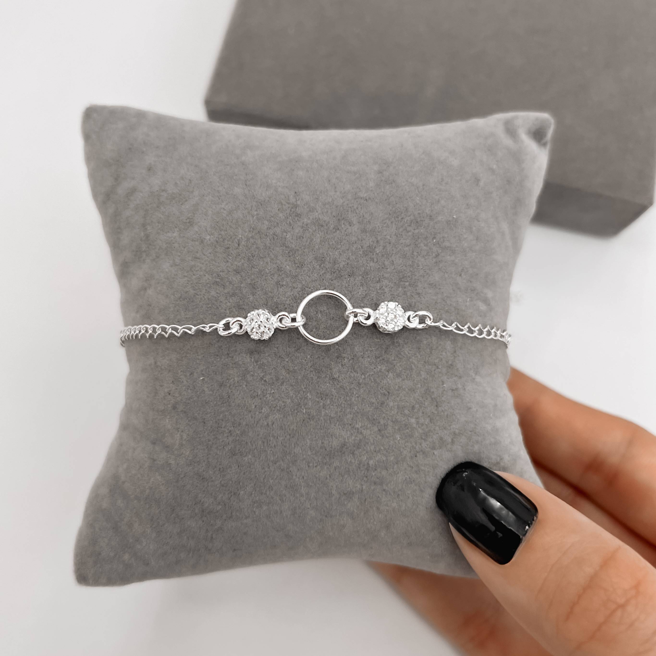 Pulseira entremeio círculo vazado 9mm com botões cravejados 18cm com alongadora