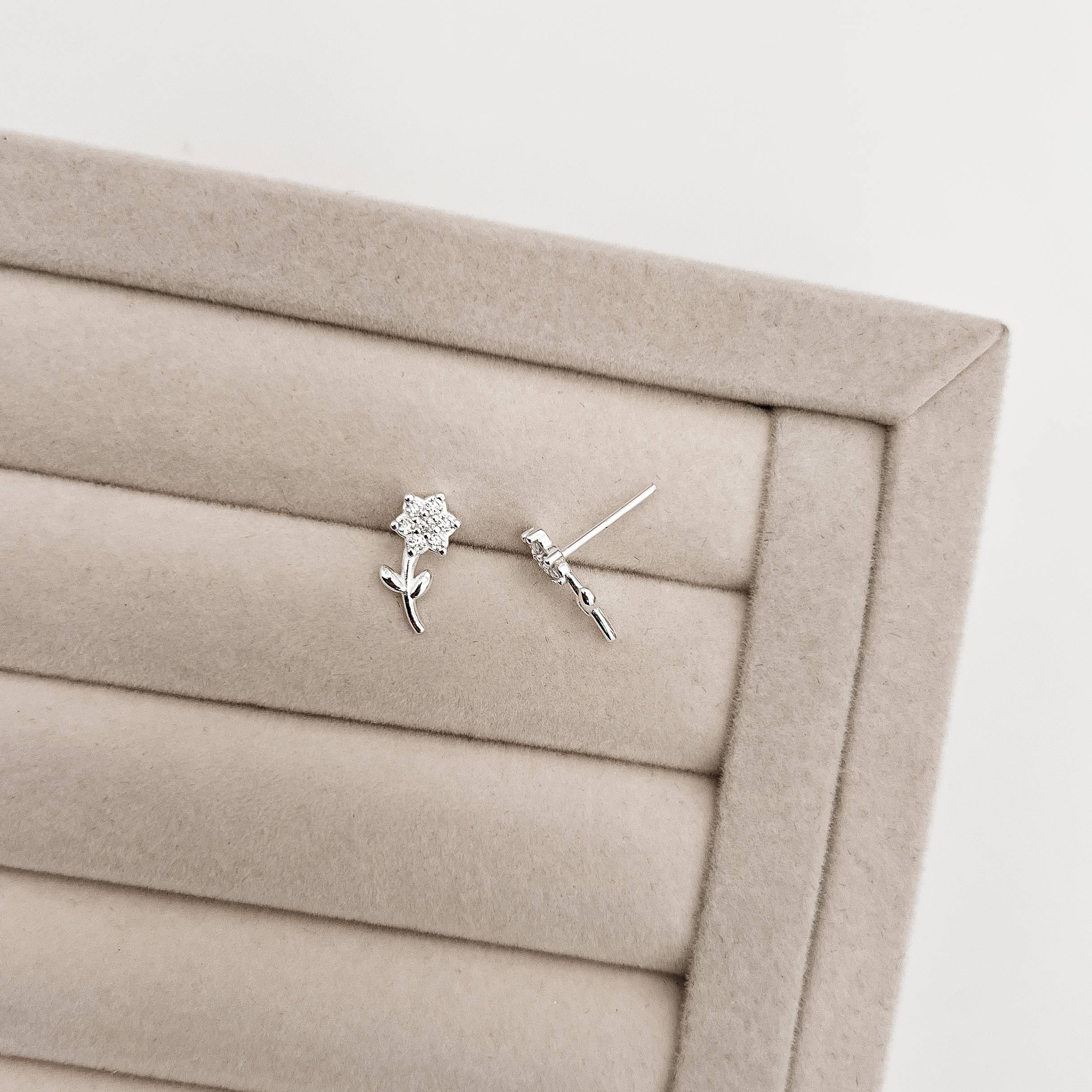 Imagem Secundária Brinco flor com zircônias 12mm