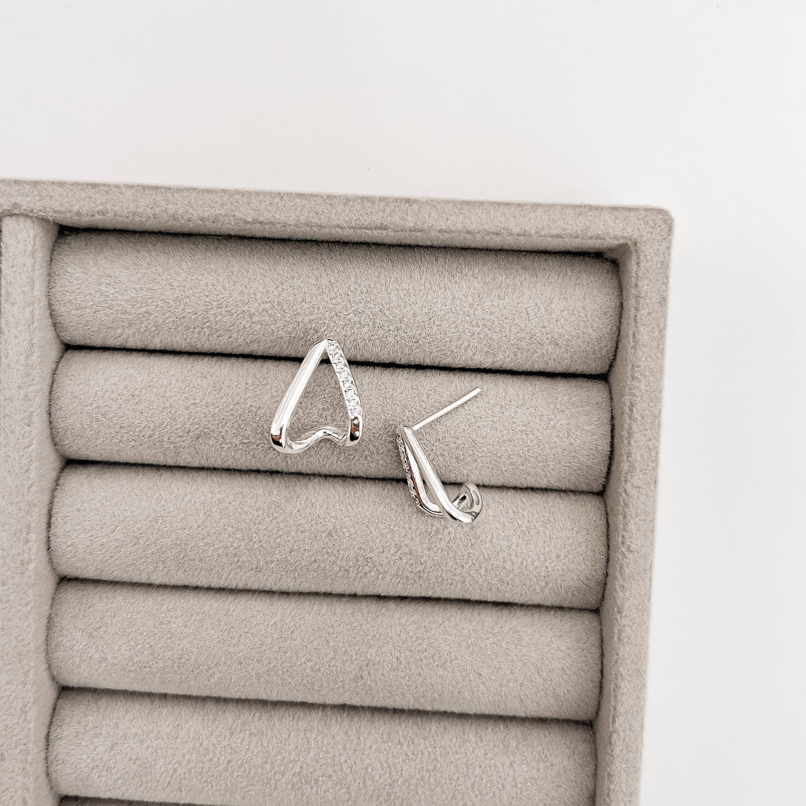 Imagem Secundária Brinco gota vazada fio liso e cravejado 14mm