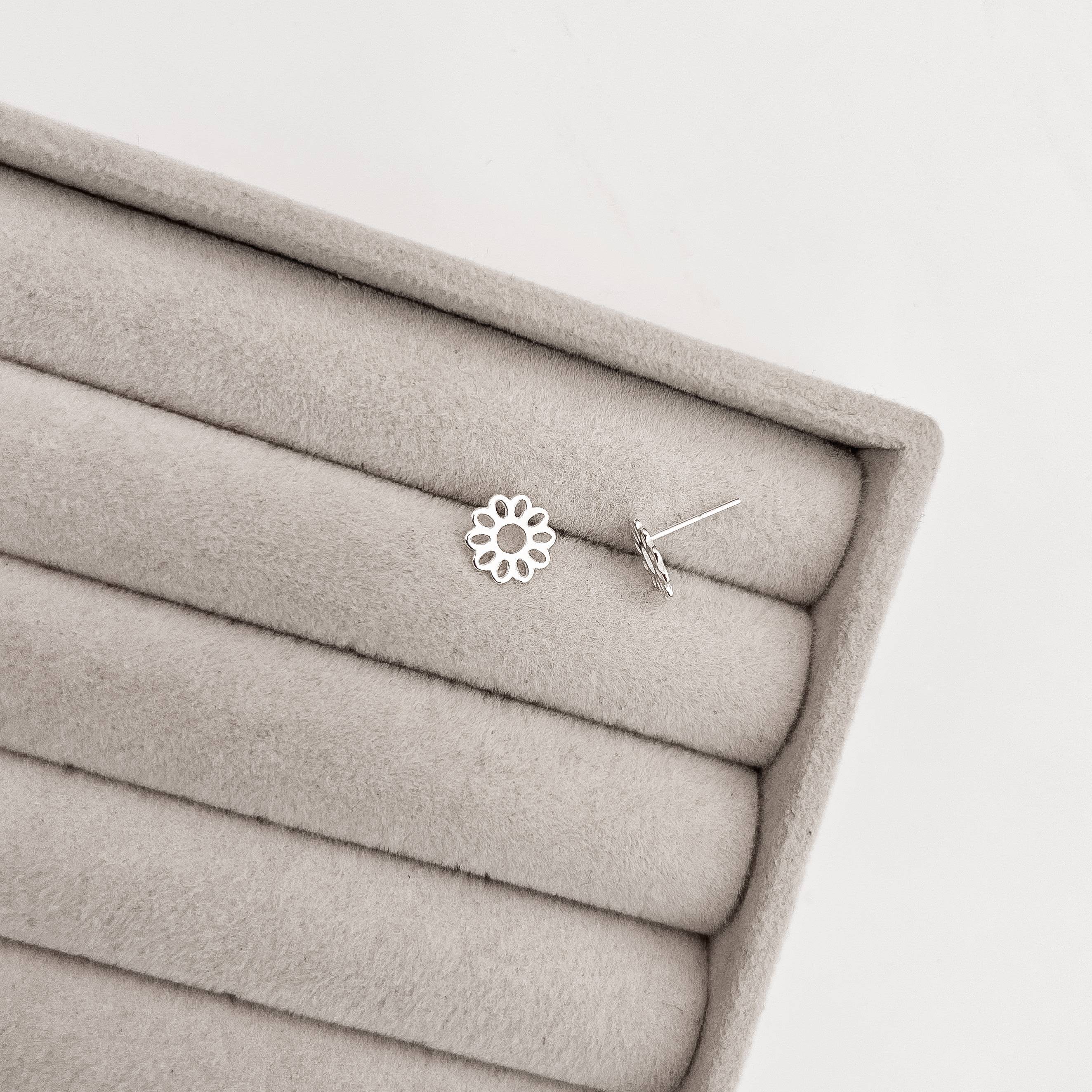 Imagem Brinco flor vazada 8mm