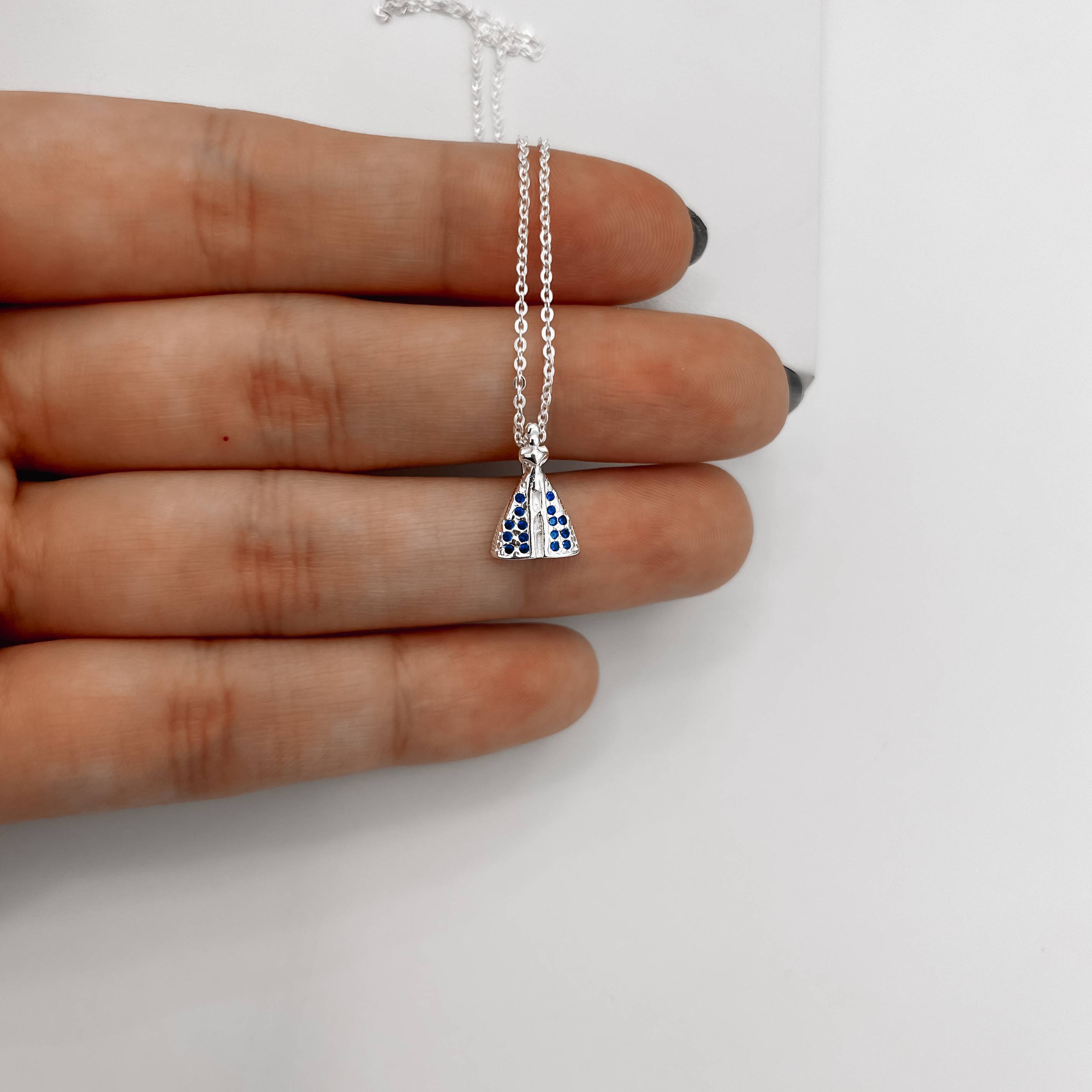 Imagem Secundária Colar Nsa. Sra. Aparecida com zircônias azuis 13mm corrente cadeadinho 45cm