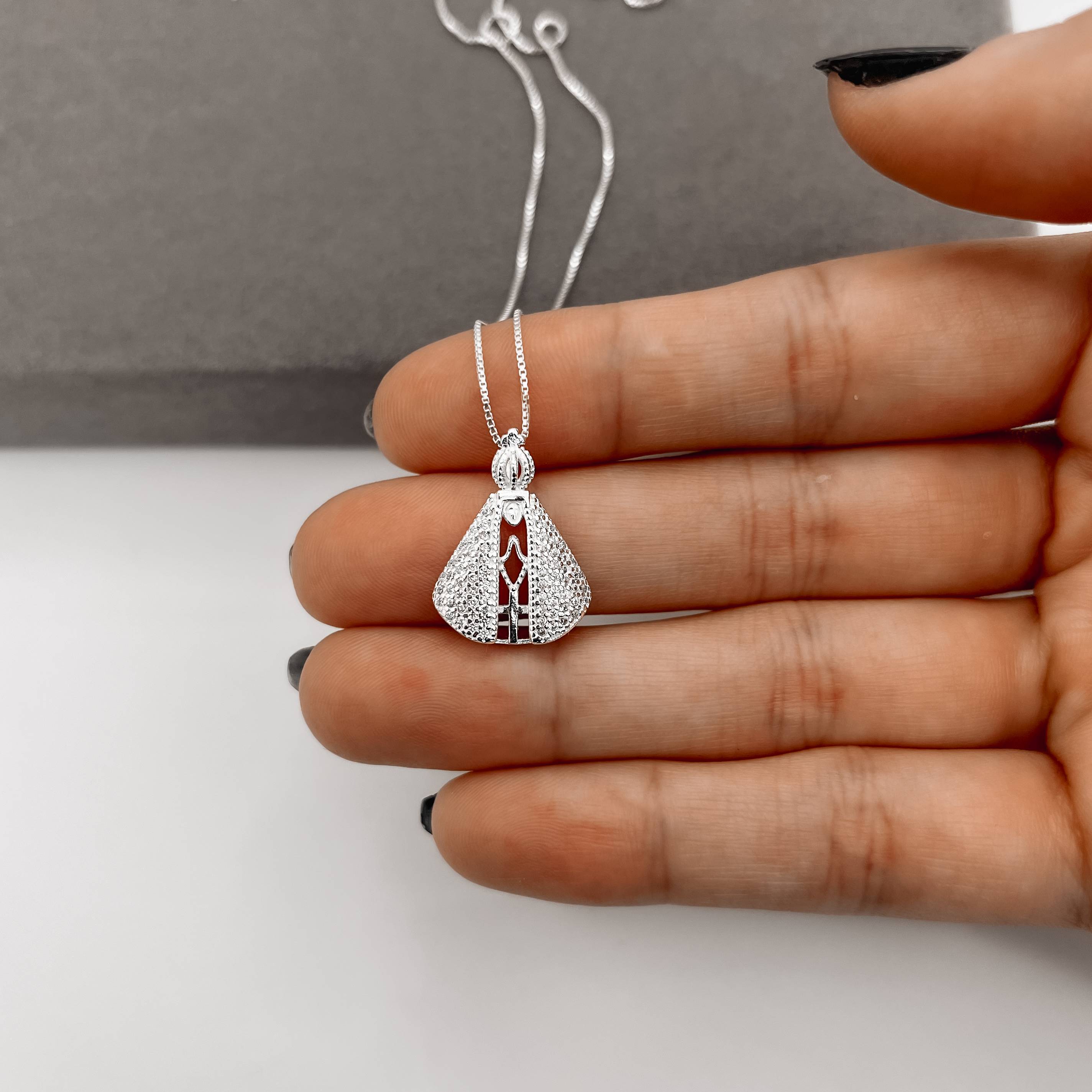 Imagem Secundária Colar Nsa. Sra. Aparecida trabalhada cravejada 21mm 45cm