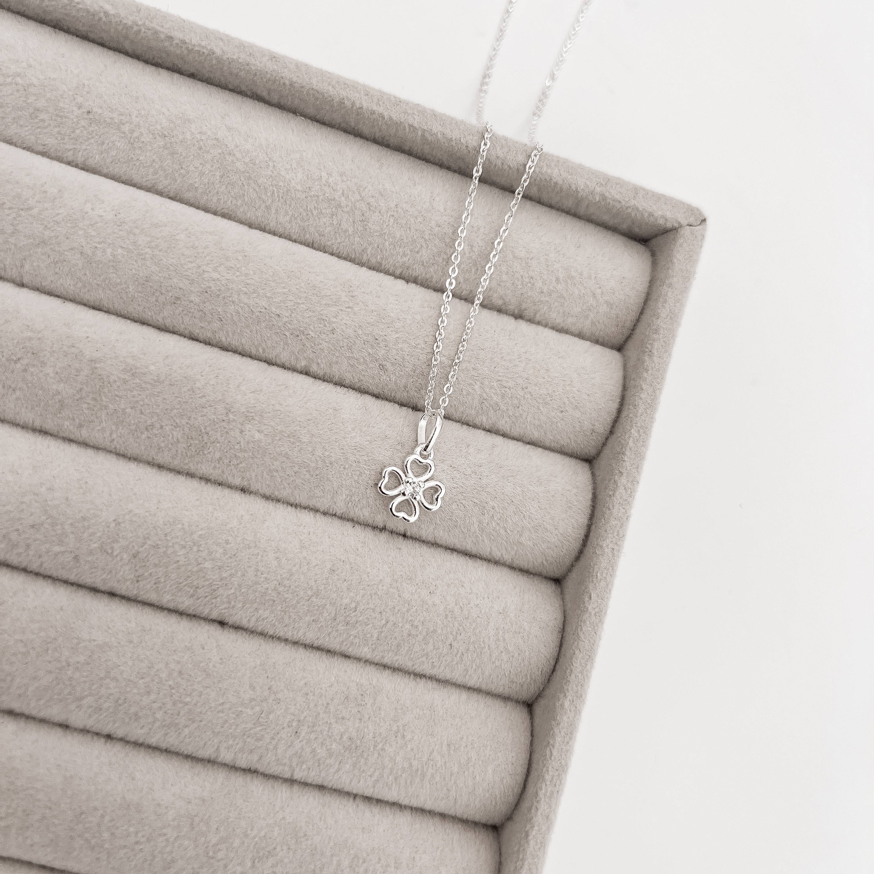 Colar pingente trevo vazado com zircônia 8mm corrente cadeadinho 40cm