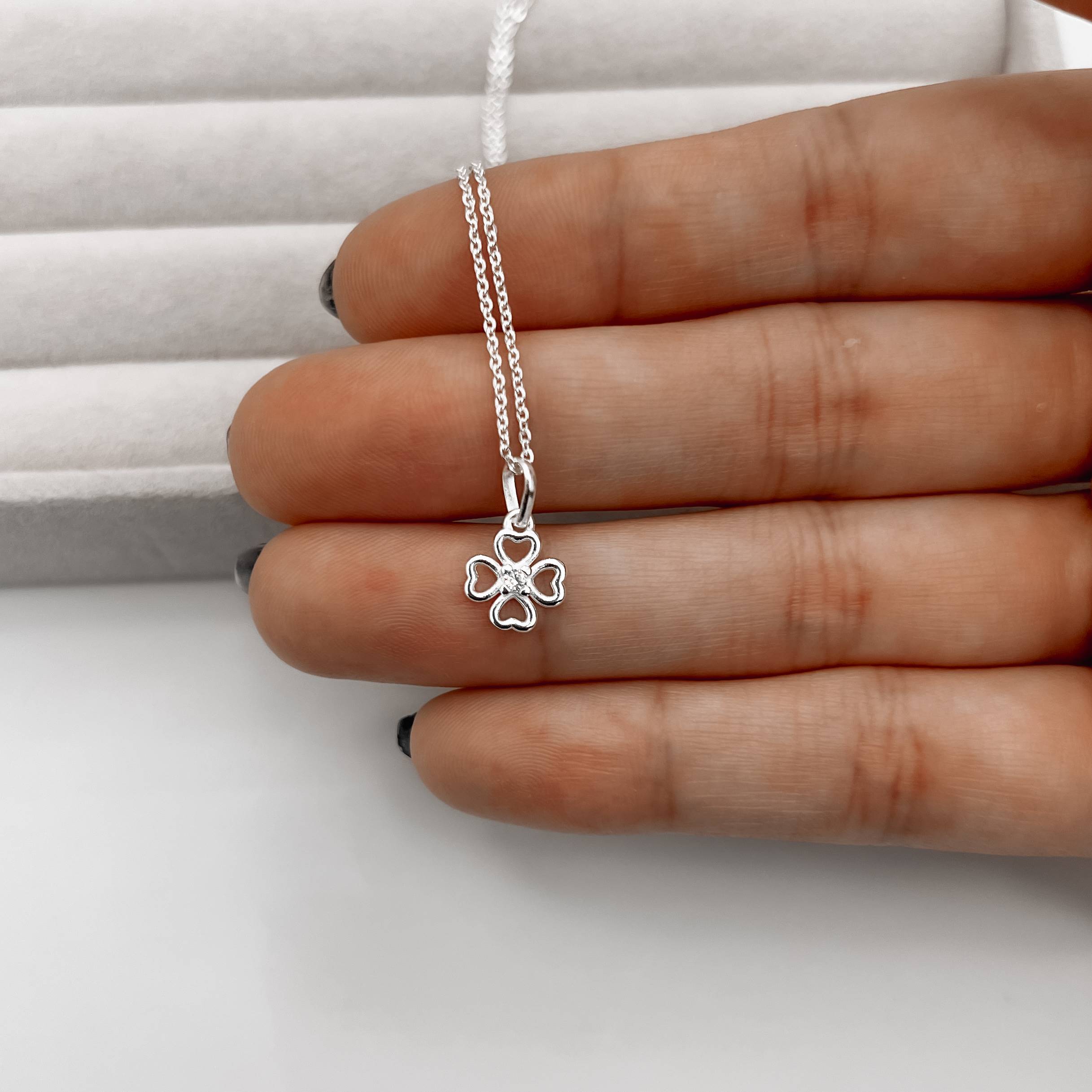 Imagem Secundária Colar pingente trevo vazado com zircônia 8mm corrente cadeadinho 40cm