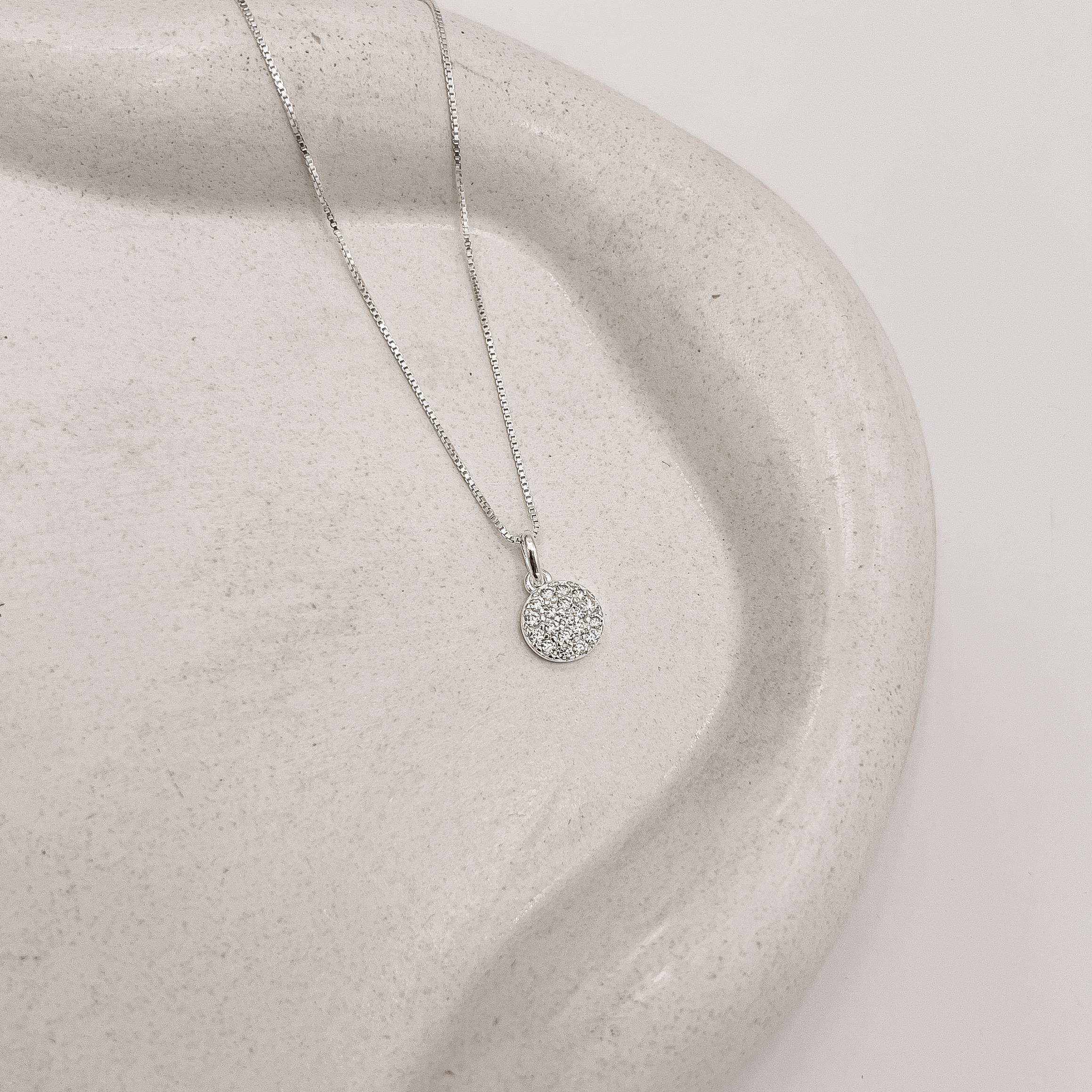 Colar pingente botão com zircônias 8mm 40cm