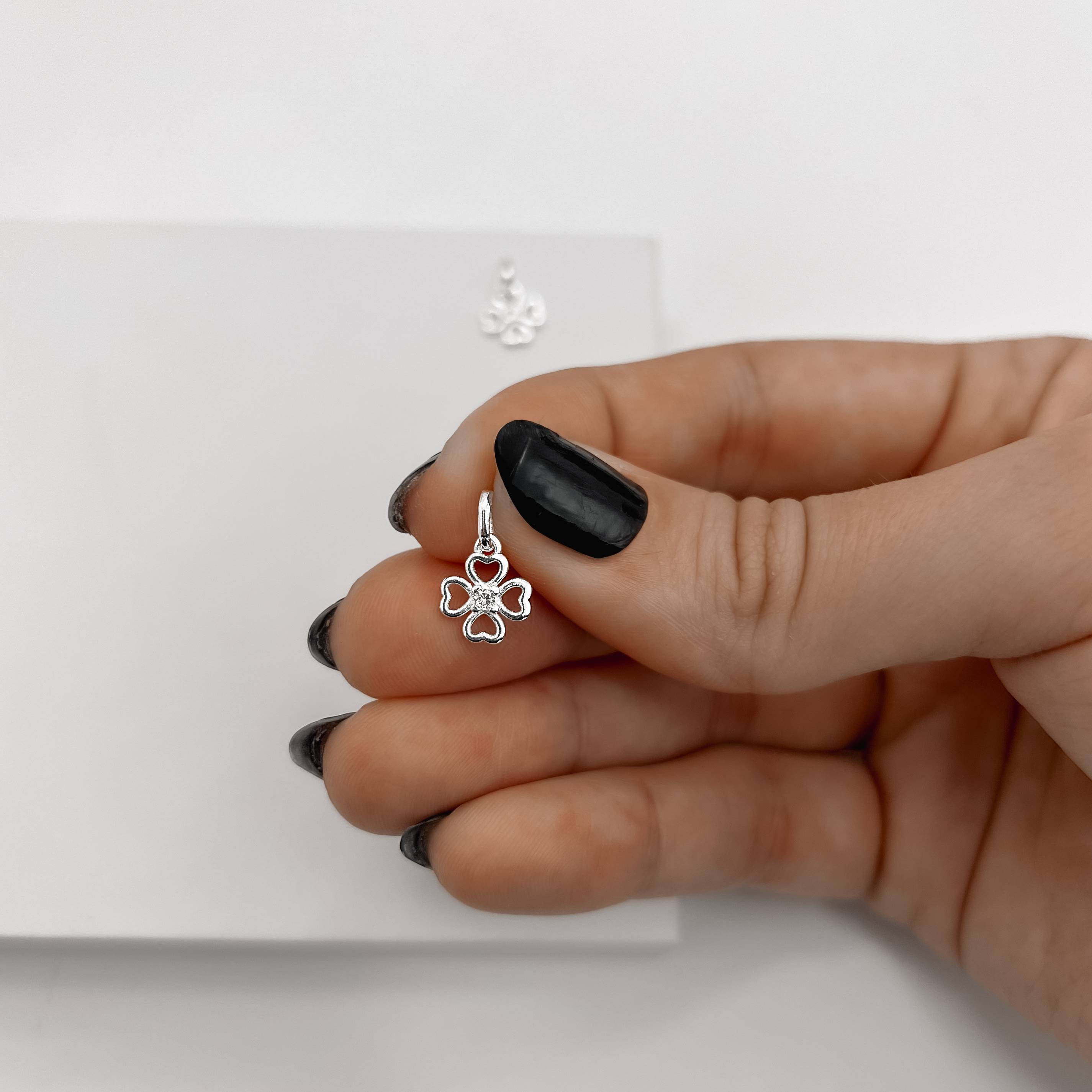 Pingente trevo vazado com zircônia 8mm 