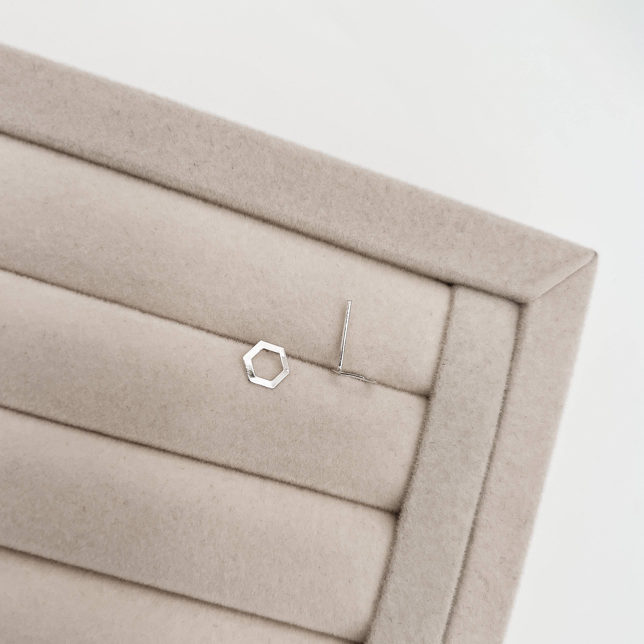 Imagem Brinco hexágono vazado 6mm