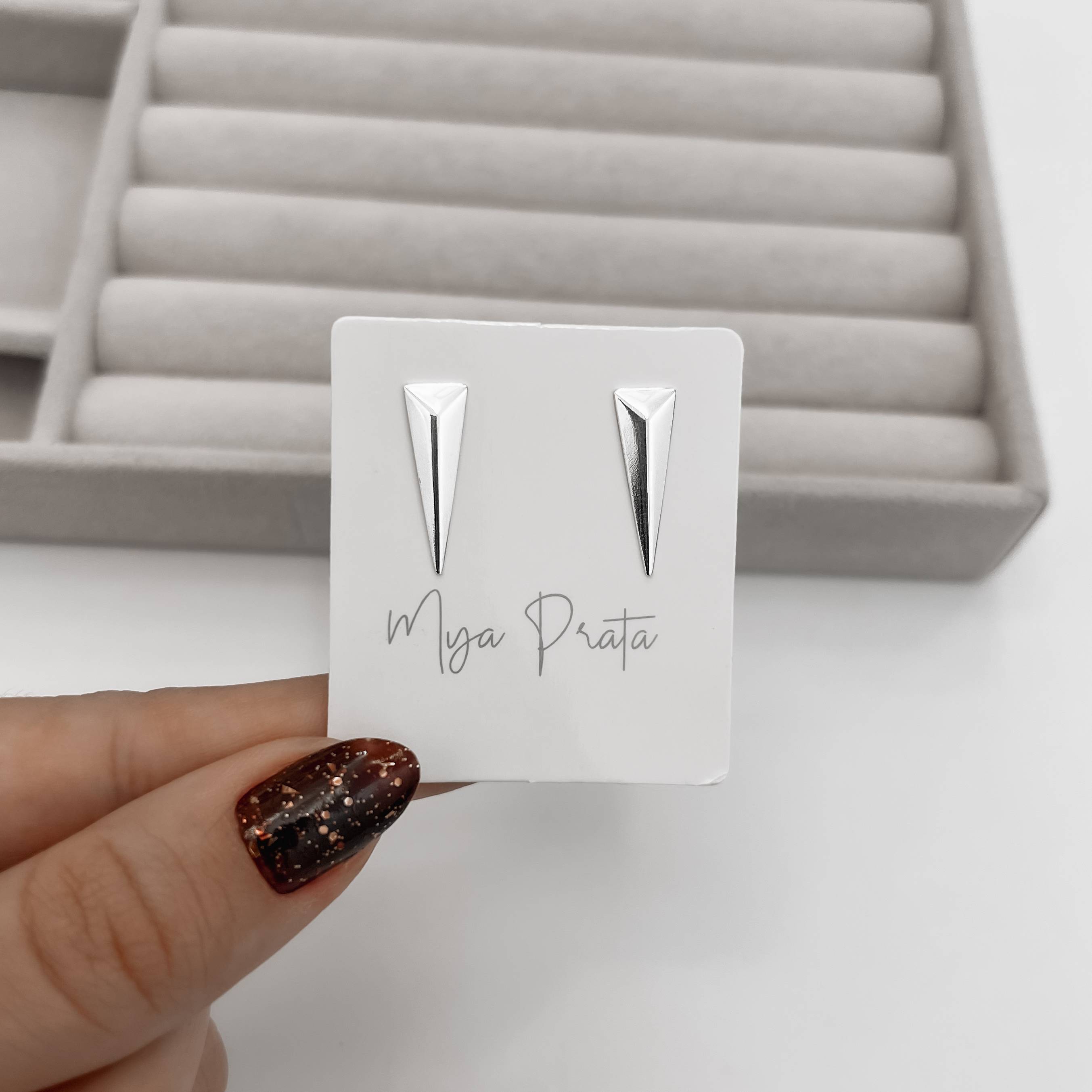 Imagem Secundária Brinco triângulo isósceles 19mm