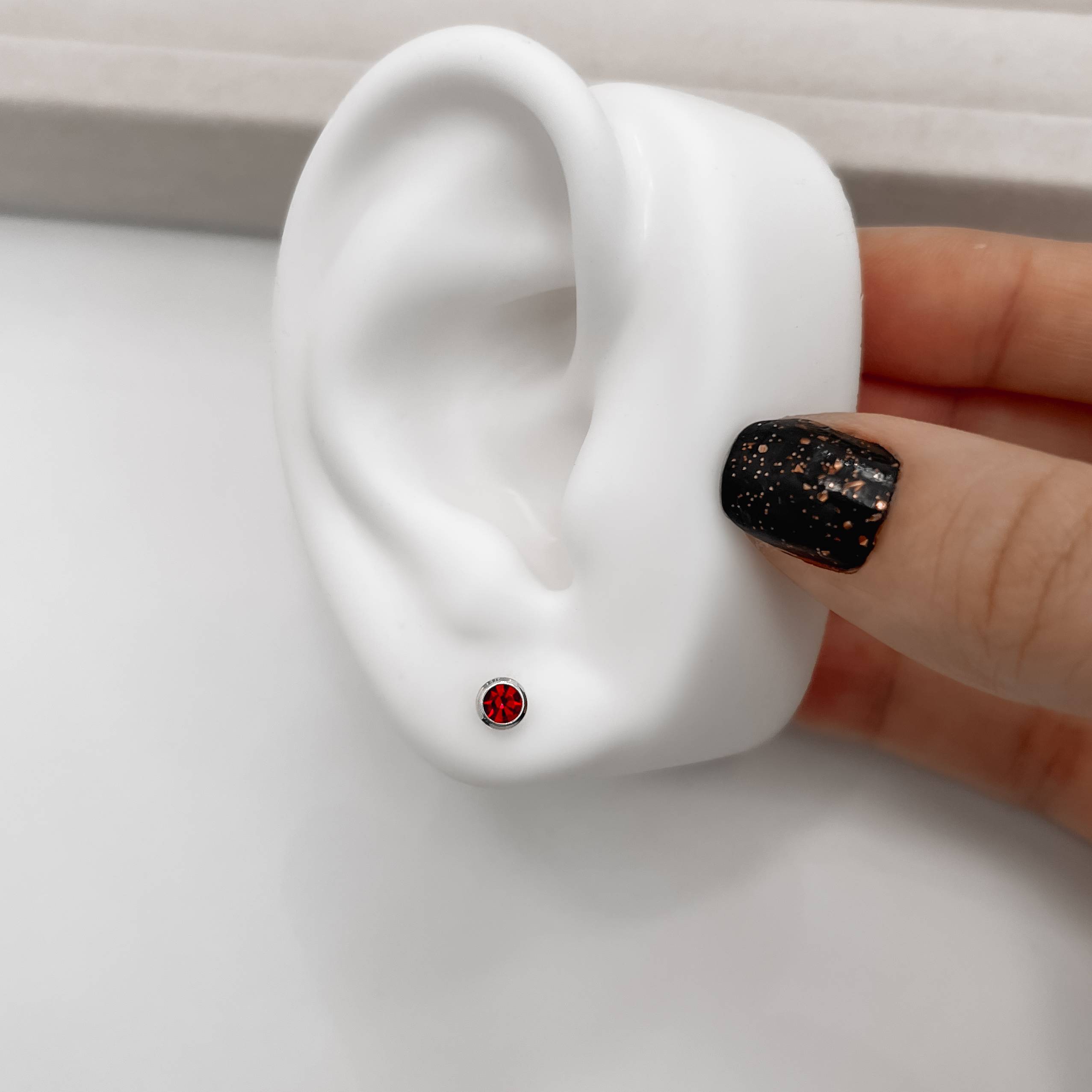 Imagem Brinco zircônia redonda embutida vermelha 4mm