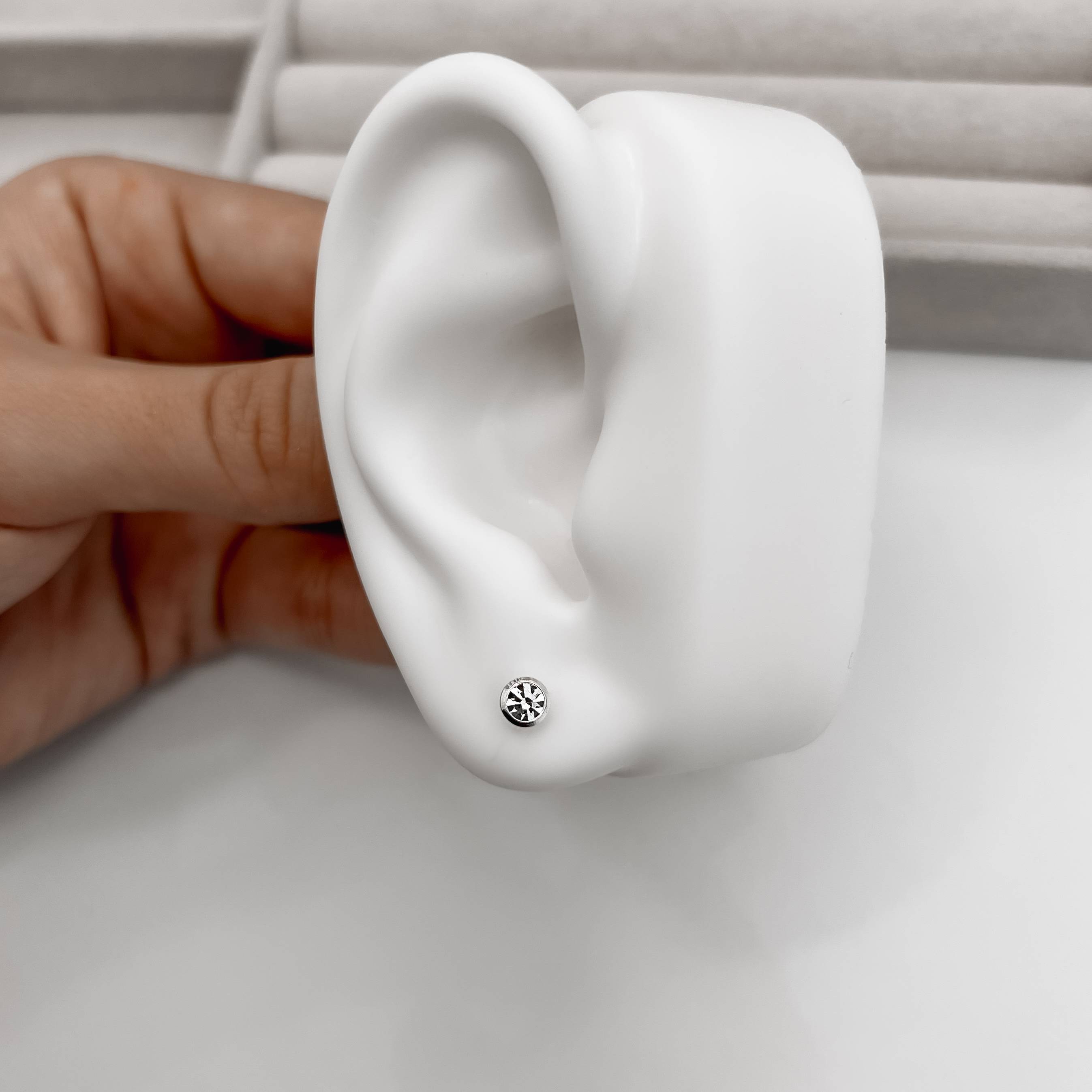 Brinco zircônia redonda embutida 4mm cristal