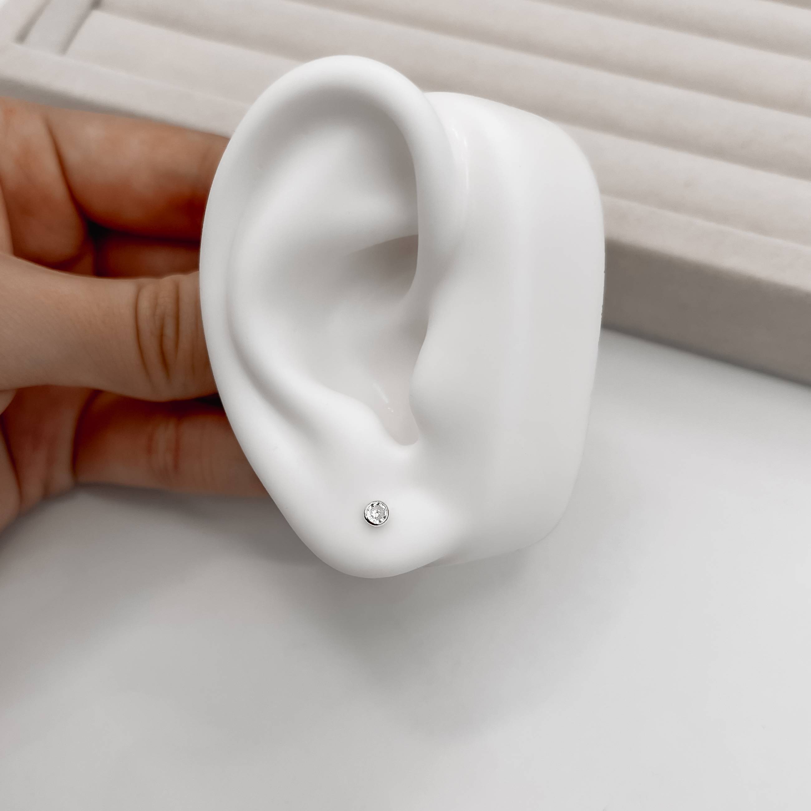 Imagem Brinco zircônia redonda embutida cristal 3mm