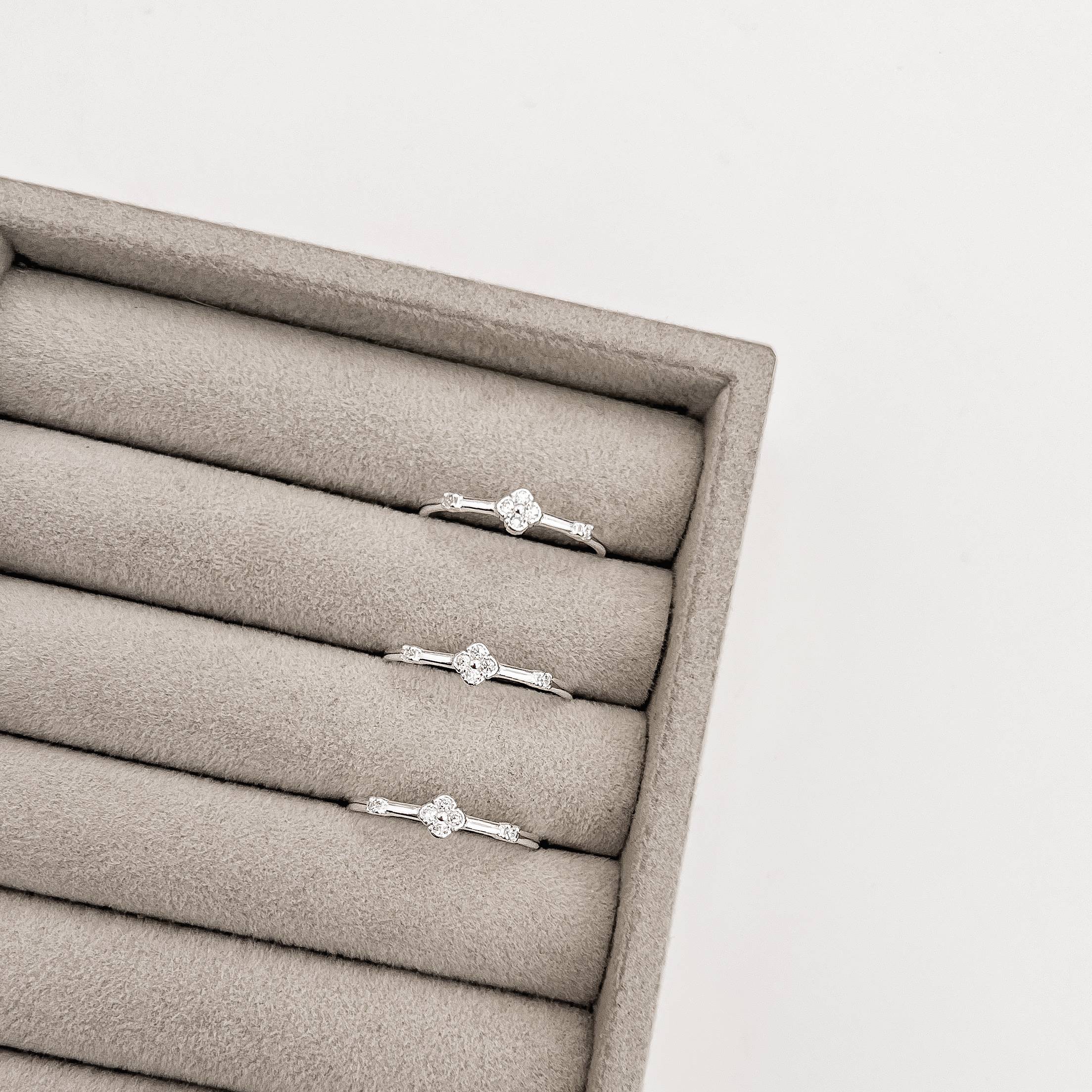 Imagem Anel trevo com zircônias