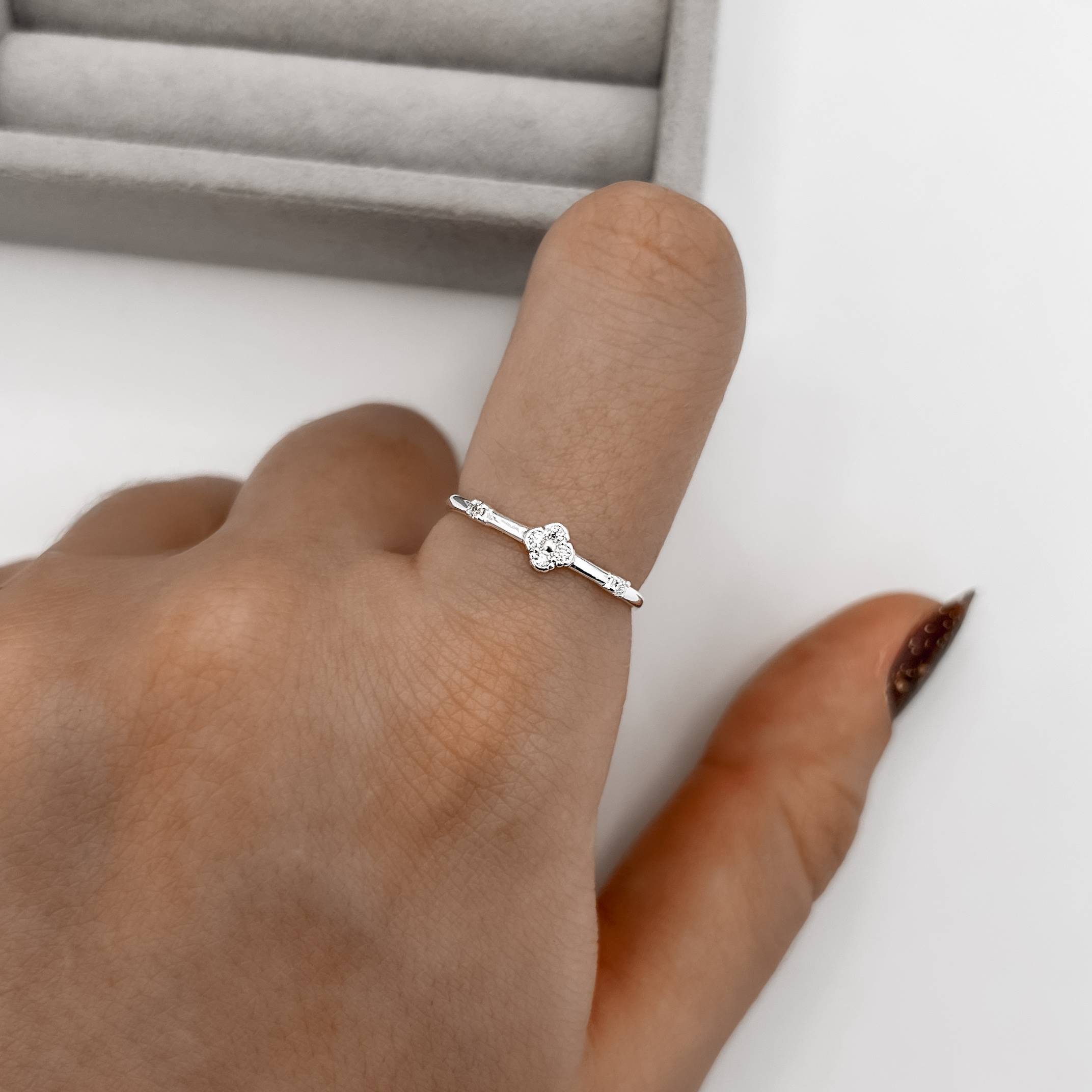 Imagem Secundária Anel trevo com zircônias