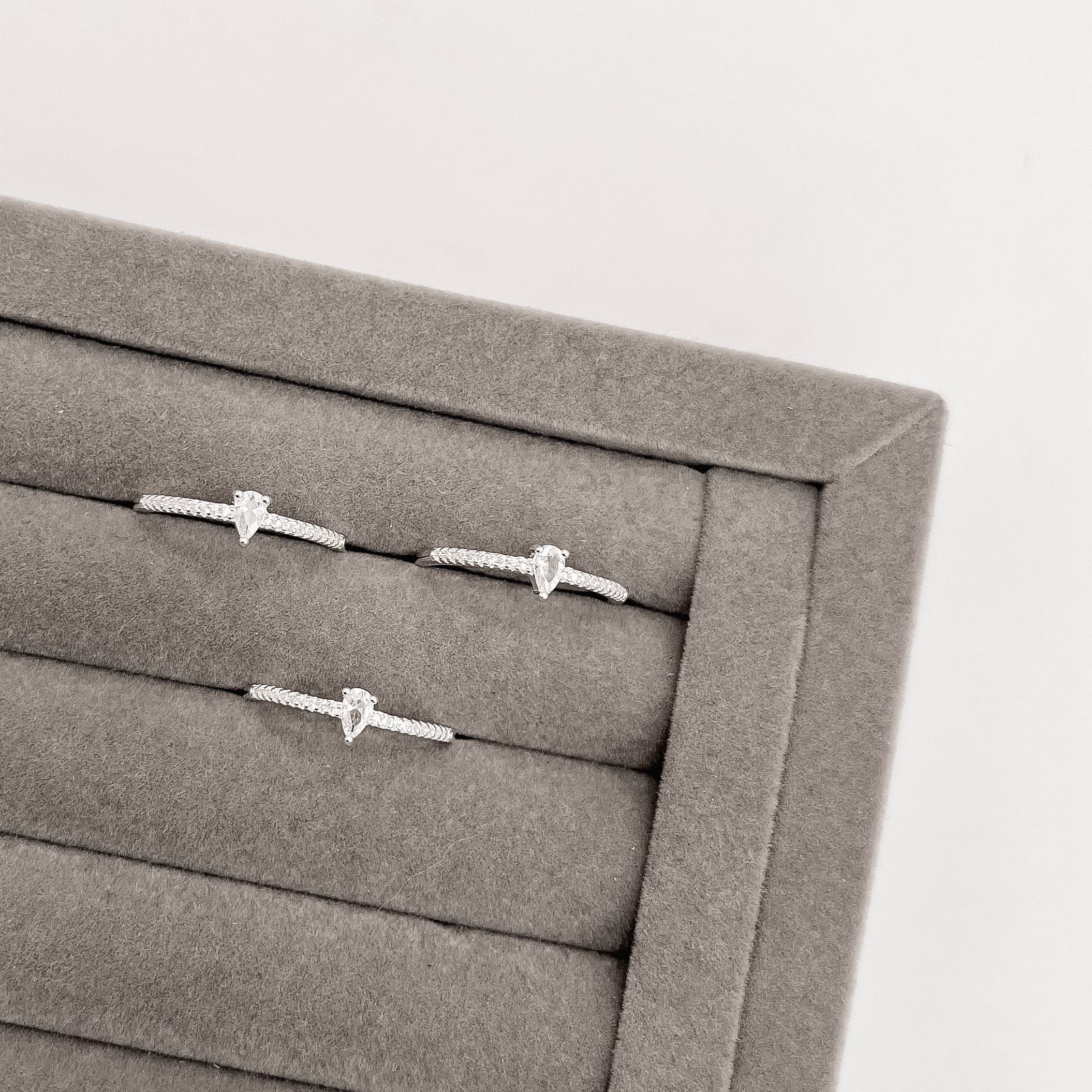 Imagem Anel meia aliança com zircônia gota 5mm