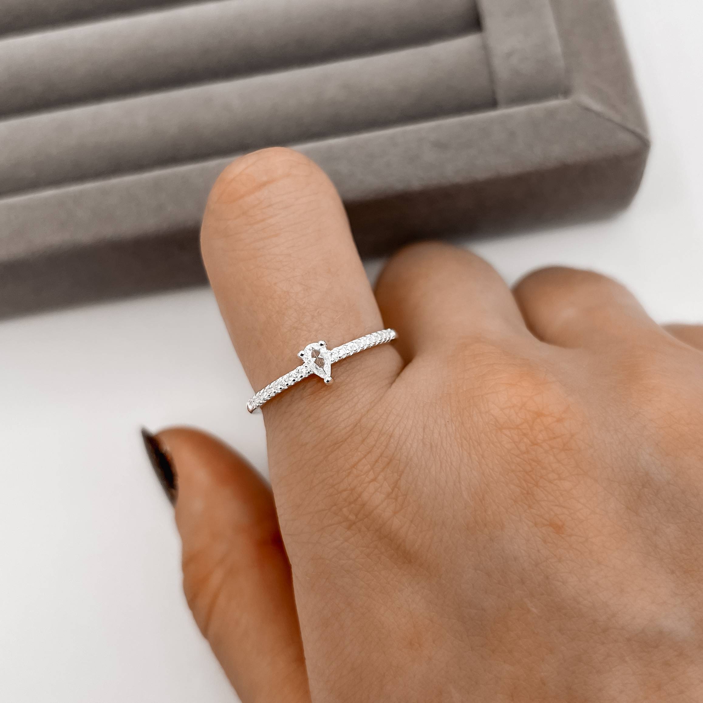 Imagem Secundária Anel meia aliança com zircônia gota 5mm