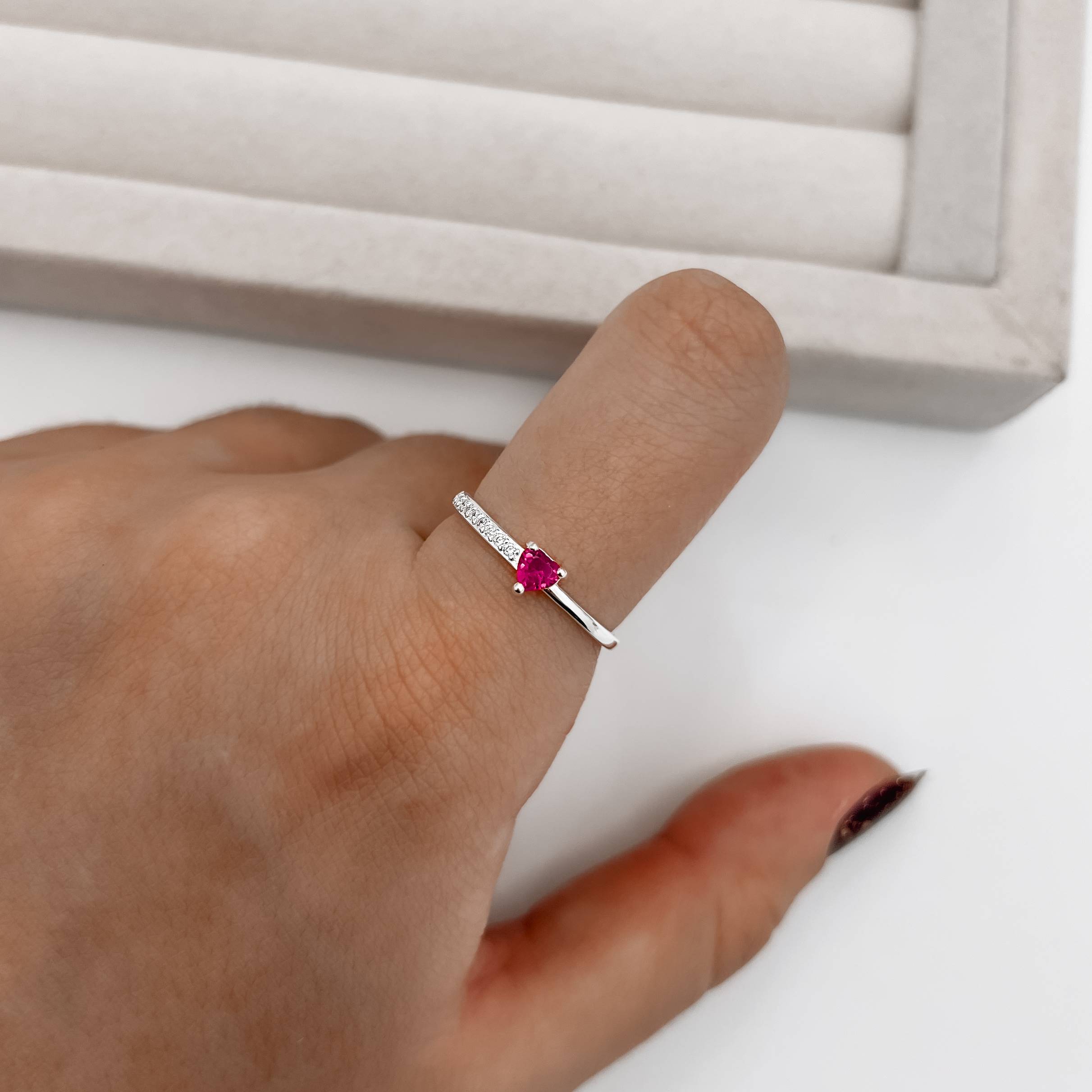 Imagem Anel zircônia coração cereja com cravejado lateral