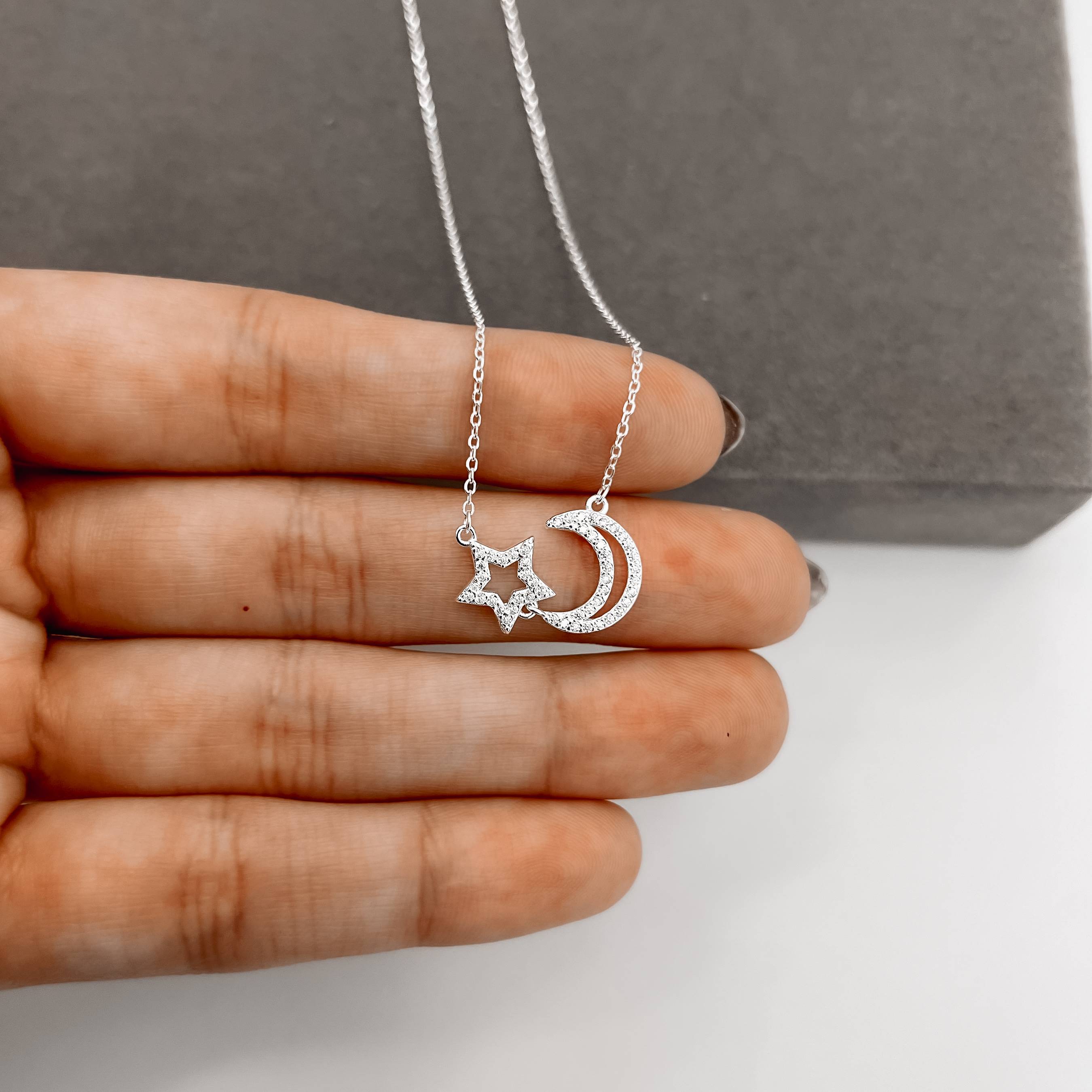 Imagem Secundária Colar entremeio estrela e lua vazadas cravejadas 20mm 40+5cm