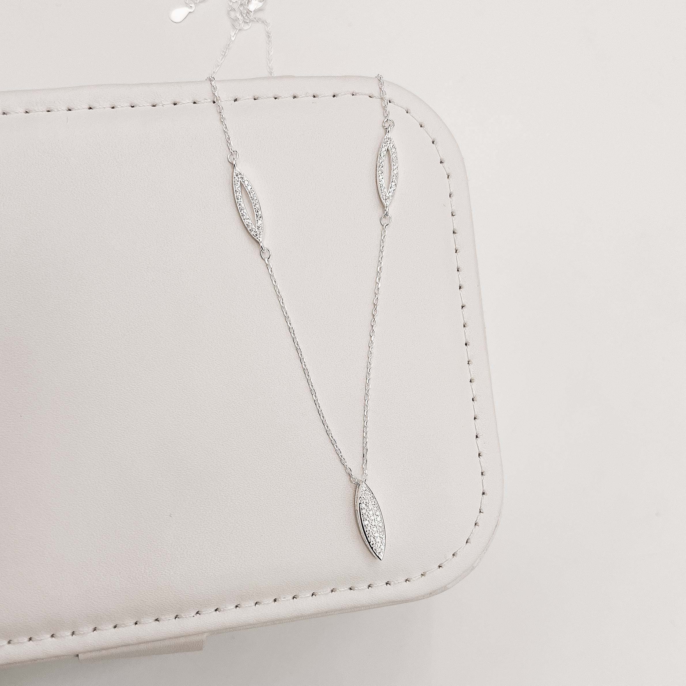 Imagem Colar pingente navete cravejado 16mm com entremeios navetes vazados 40+5cm