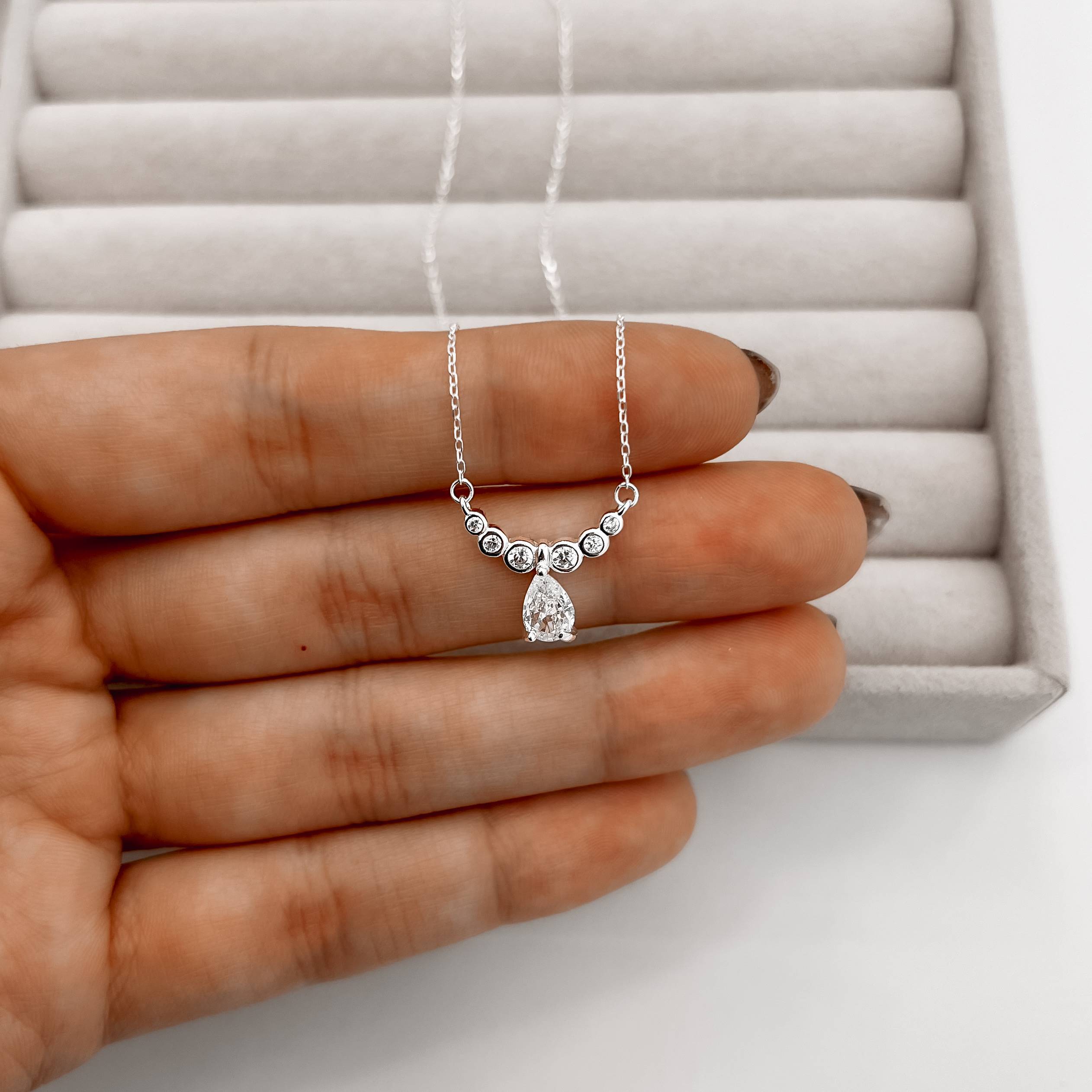 Imagem Secundária Colar entremeio zircônias redondas e gota 15mm 40+5cm