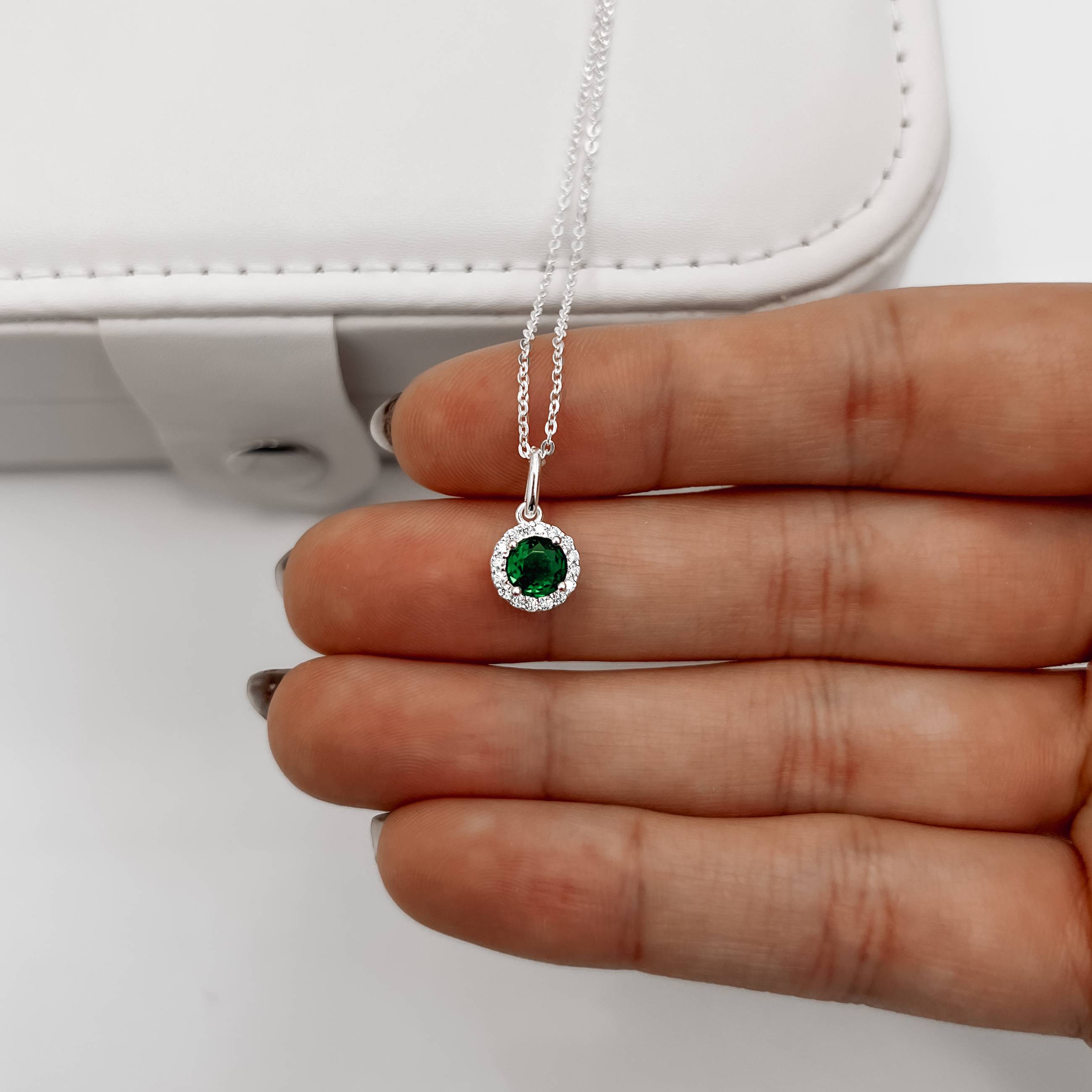 Imagem Secundária Colar pingente zircônia redonda esmeralda com cravejado 8mm corrente cadeadinho 40cm