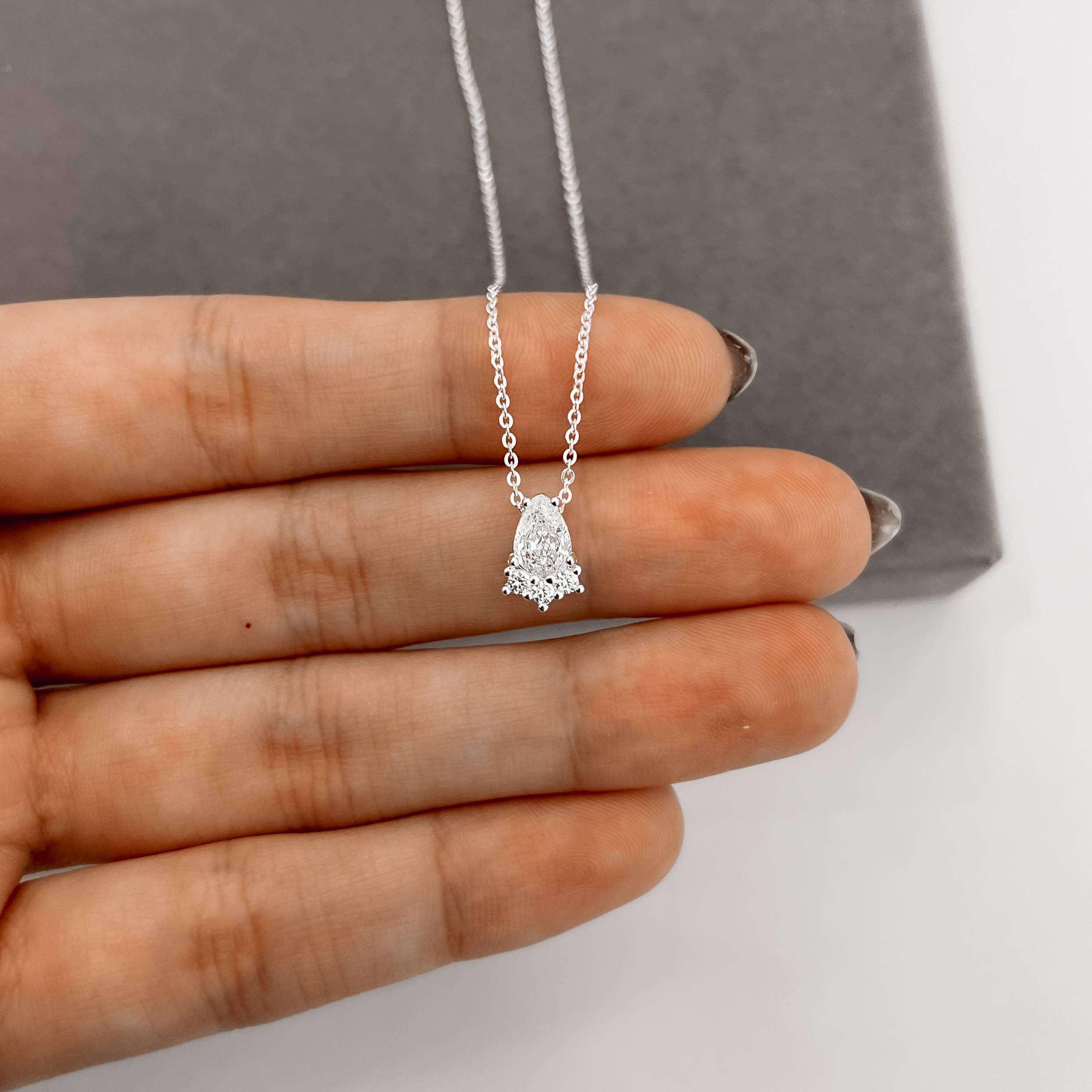 Imagem Secundária Colar zircônia gota com cravejado 10mm corrente cadeadinho 40cm