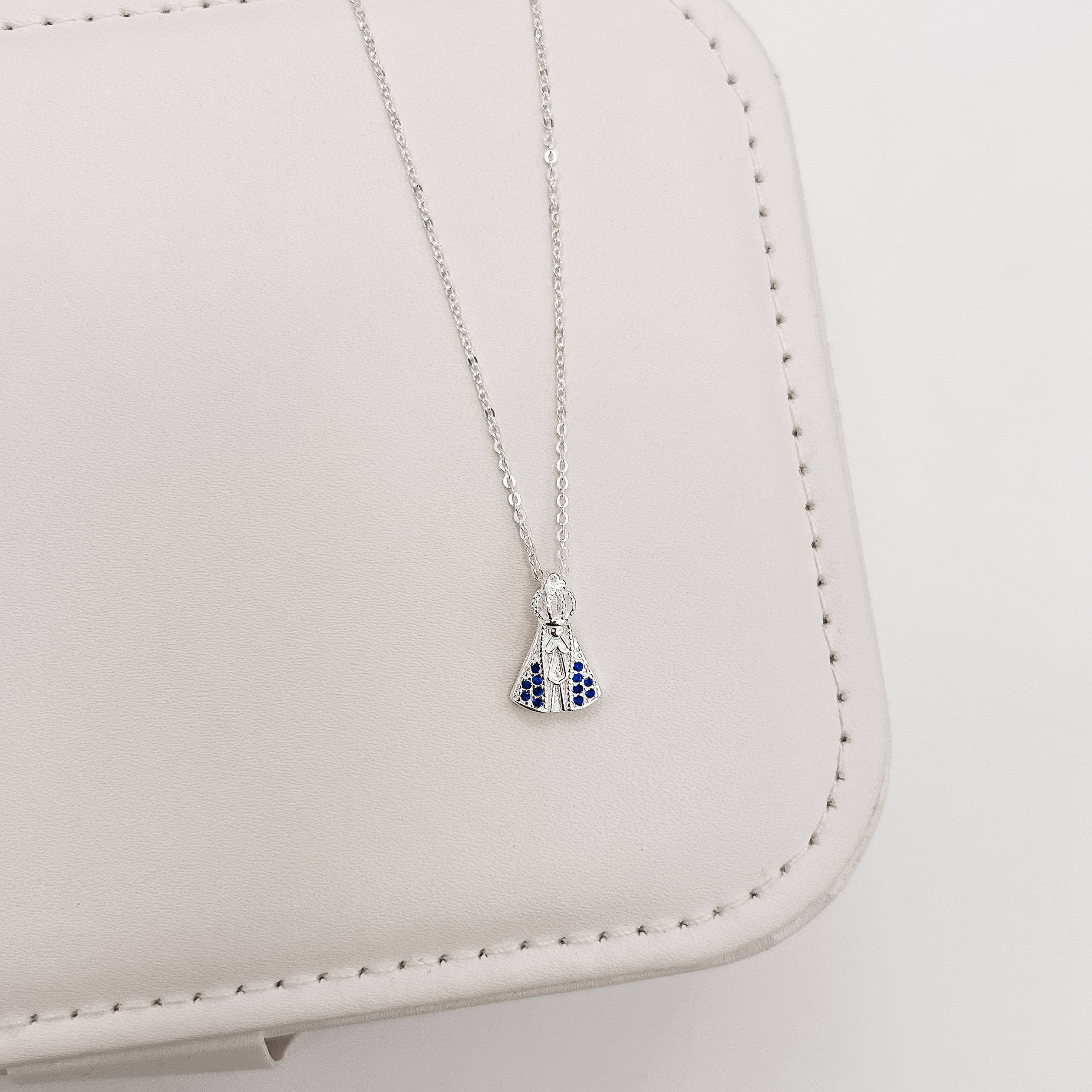 Imagem Colar Nsa. Sra. Aparecida com cravejado azul 13mm corrente cadeadinho 45cm