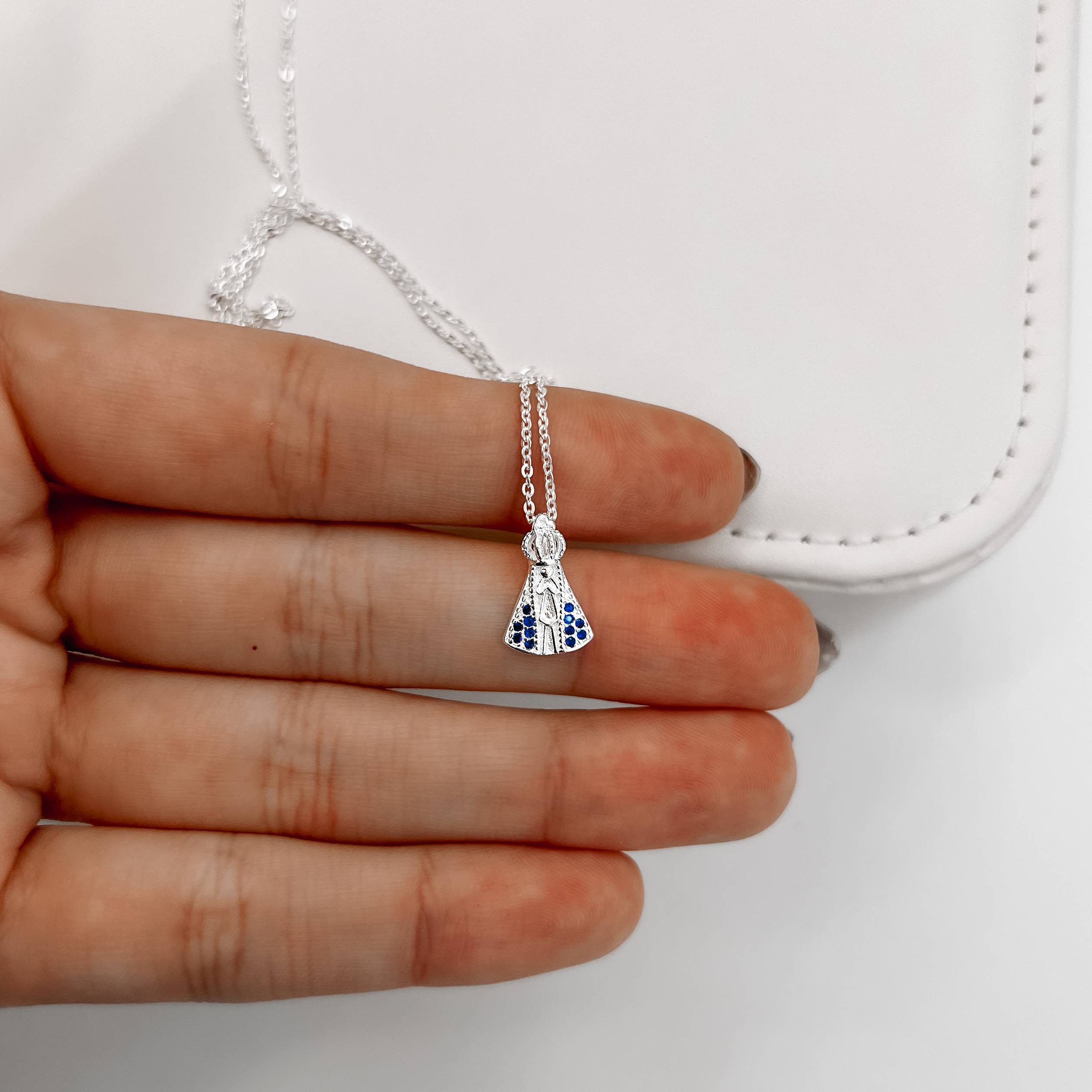 Imagem Secundária Colar Nsa. Sra. Aparecida com cravejado azul 13mm corrente cadeadinho 45cm