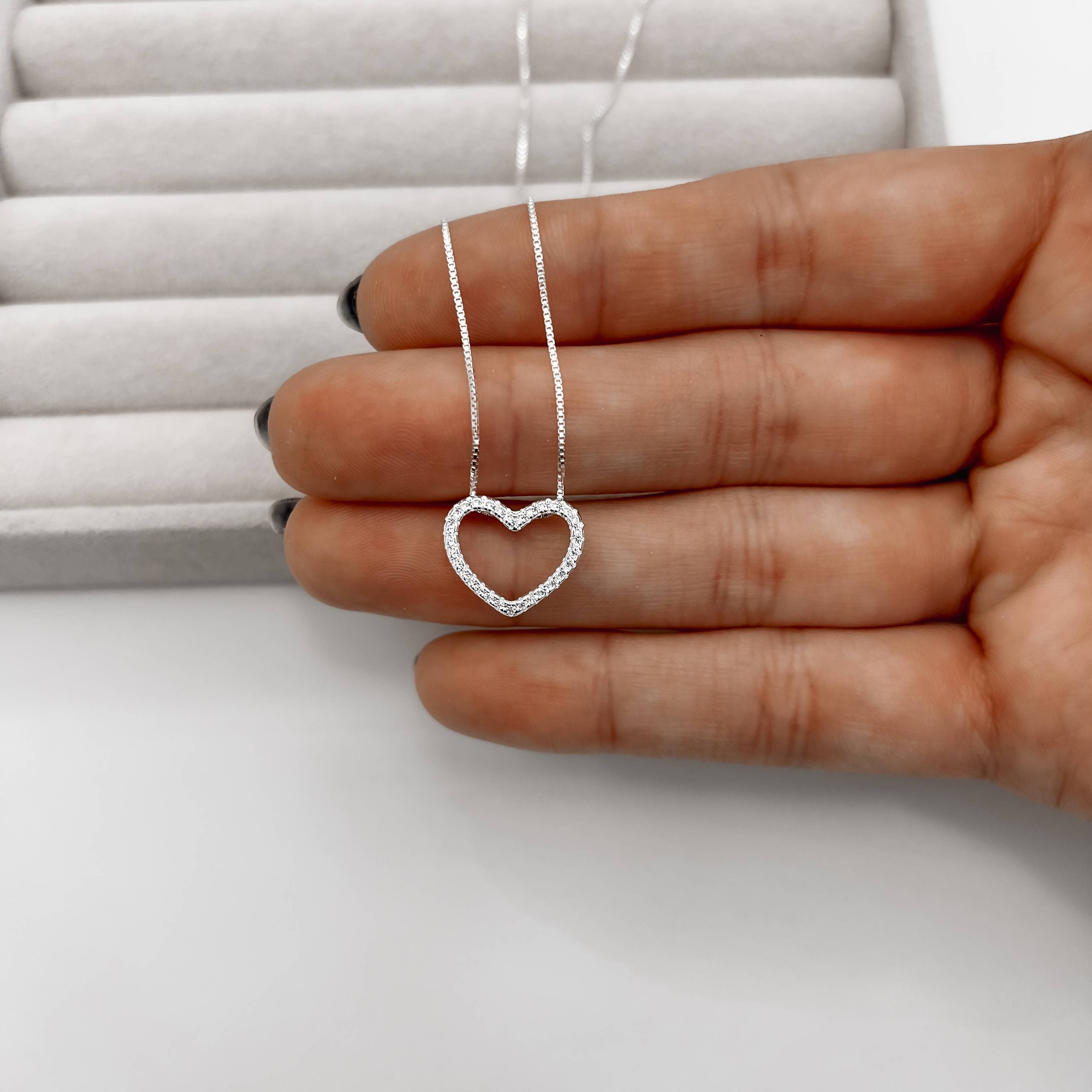 Imagem Secundária Colar coração vazado cravejado 14mm caixa alta 45cm