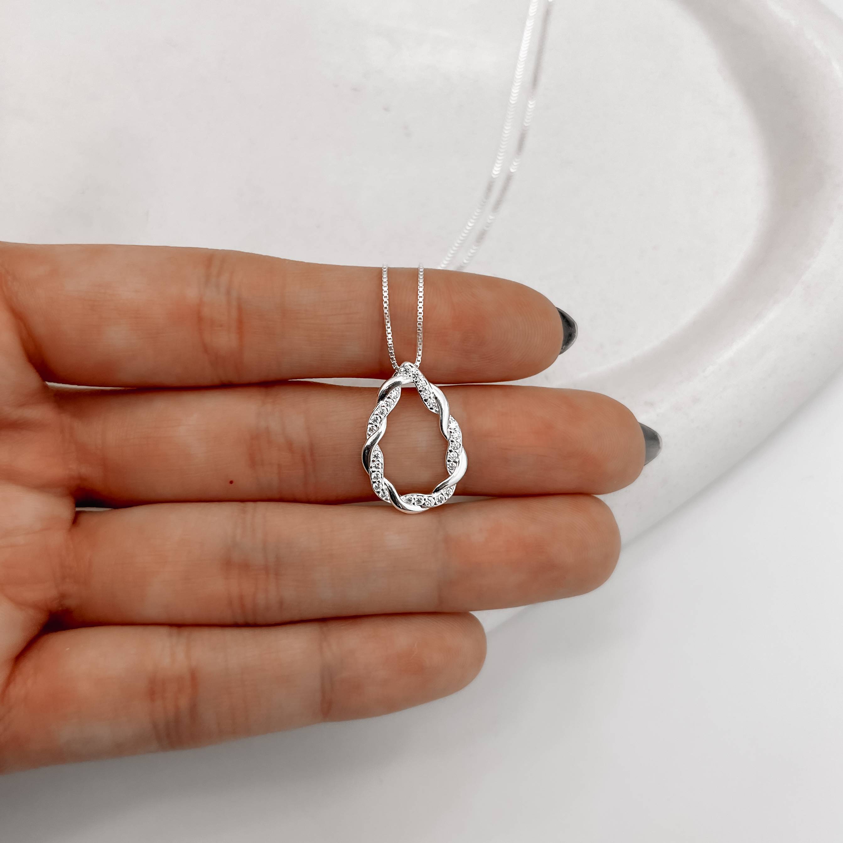 Imagem Colar gota vazada trançada cravejada 20mm 45cm