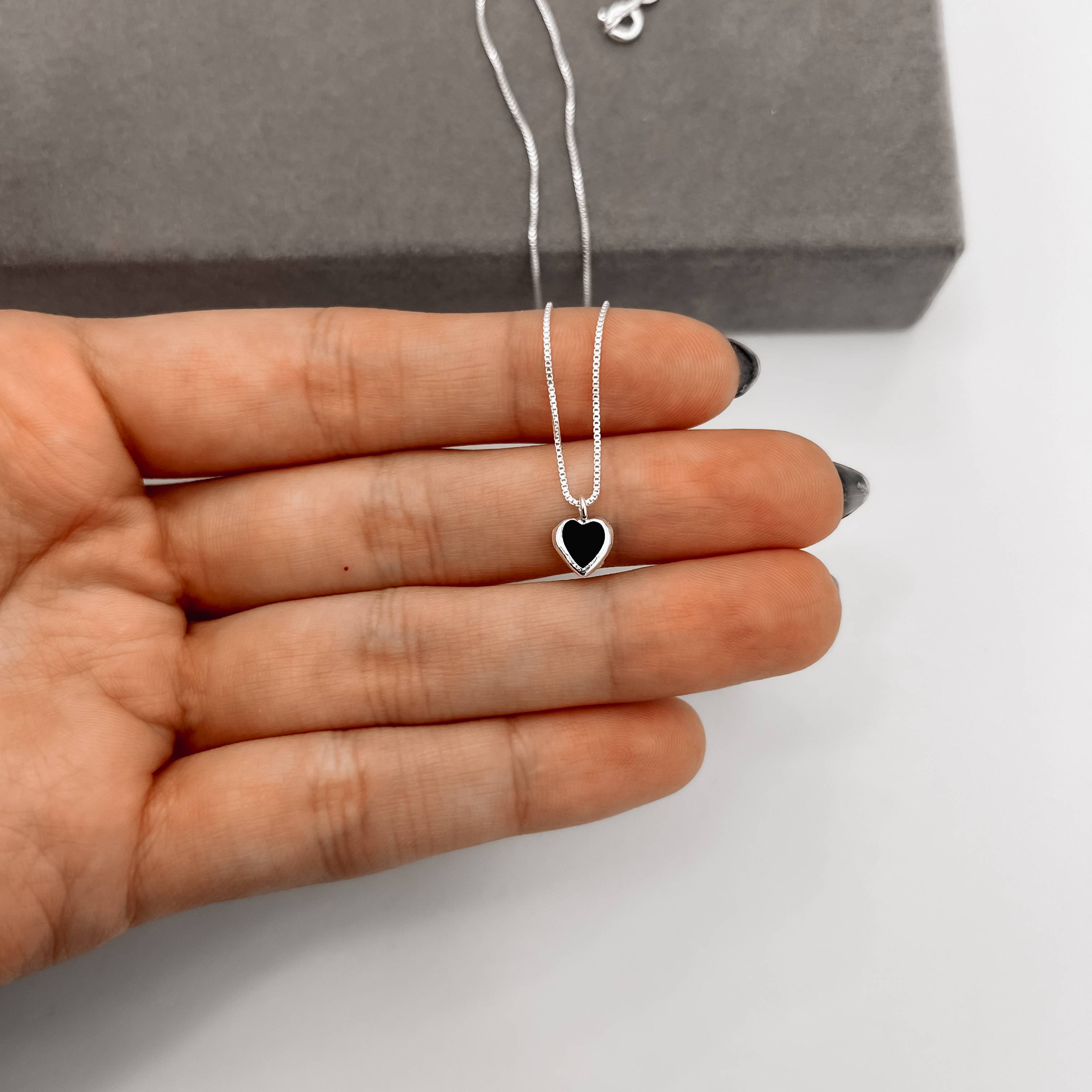 Imagem Secundária Colar zircônia coração ônix embutida 6mm 40cm