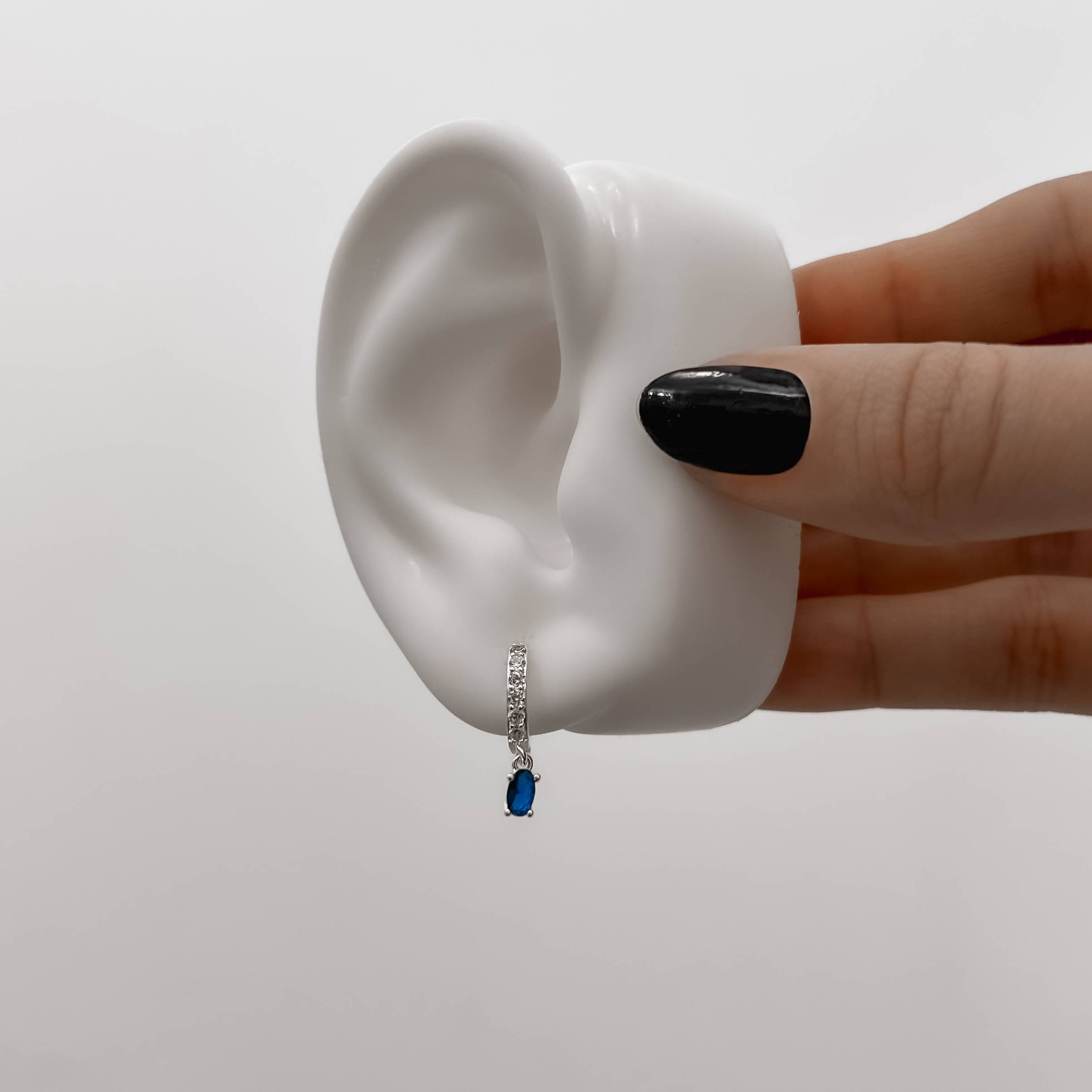 Argola click cravejada 11mm pingente zircônia oval azul