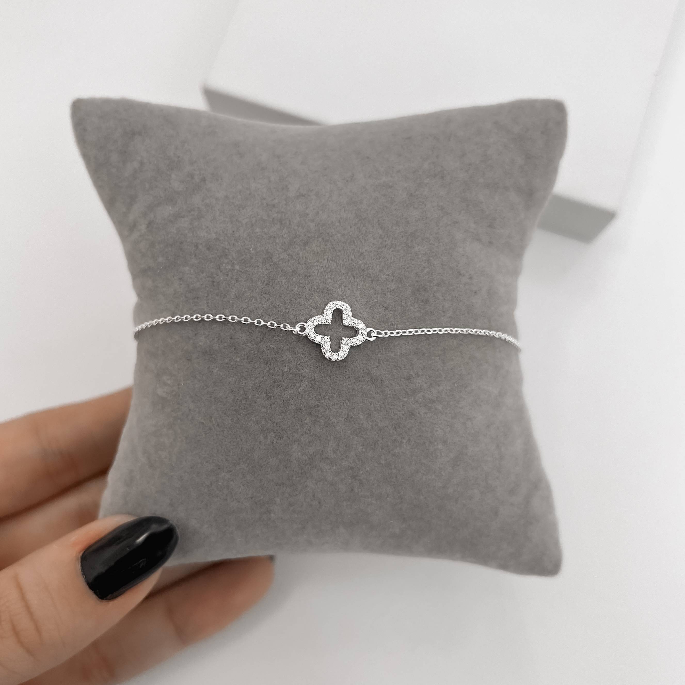 Pulseira entremeio trevo vazado cravejado 10mm