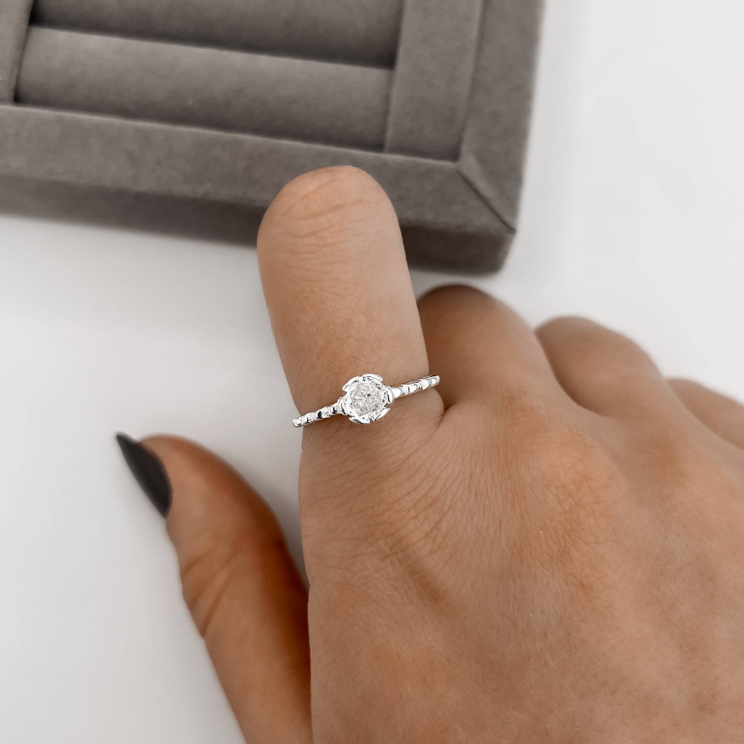 Imagem Secundária Anel solitário detalhe corações vazados