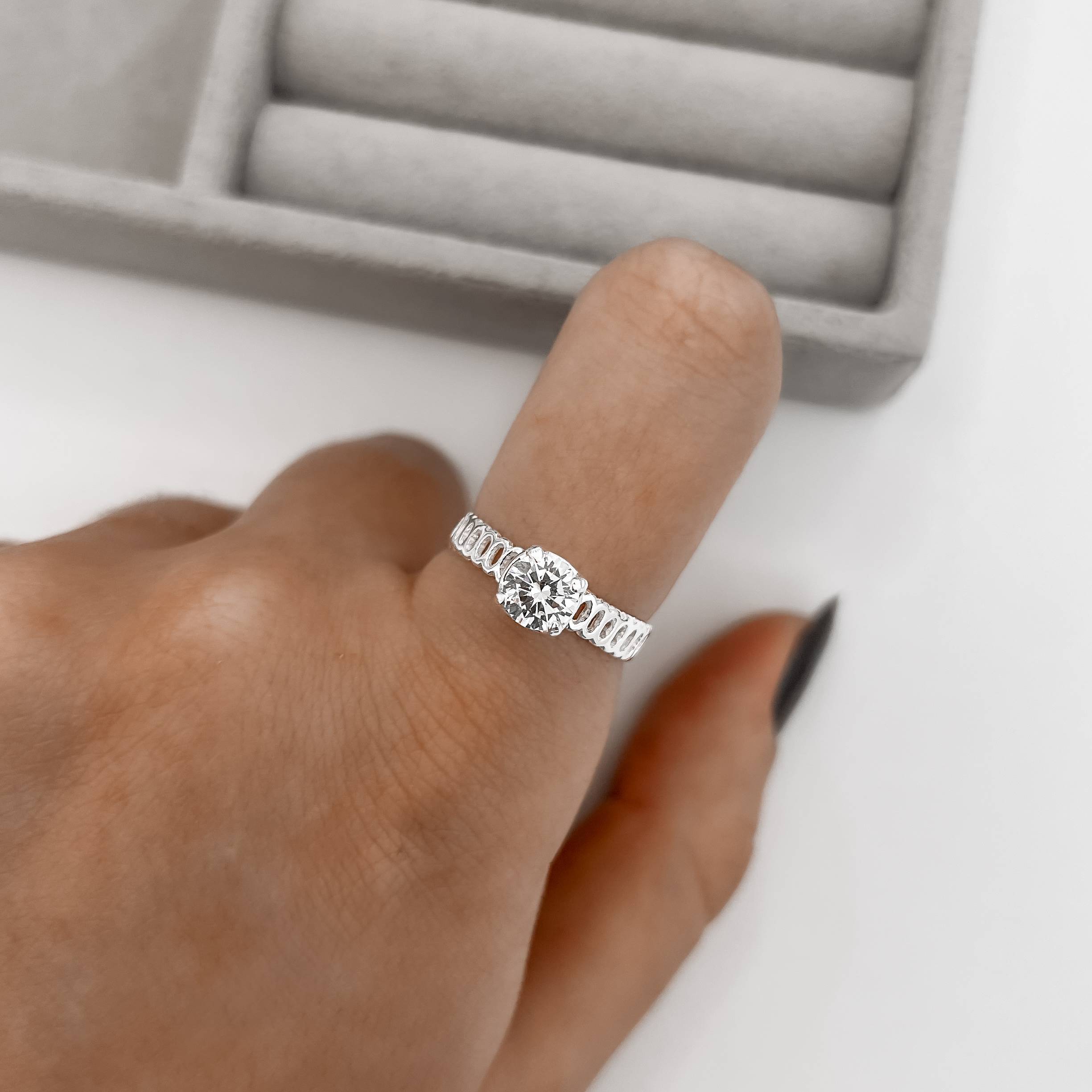 Imagem Anel solitário zircônia cristal detalhe vazado