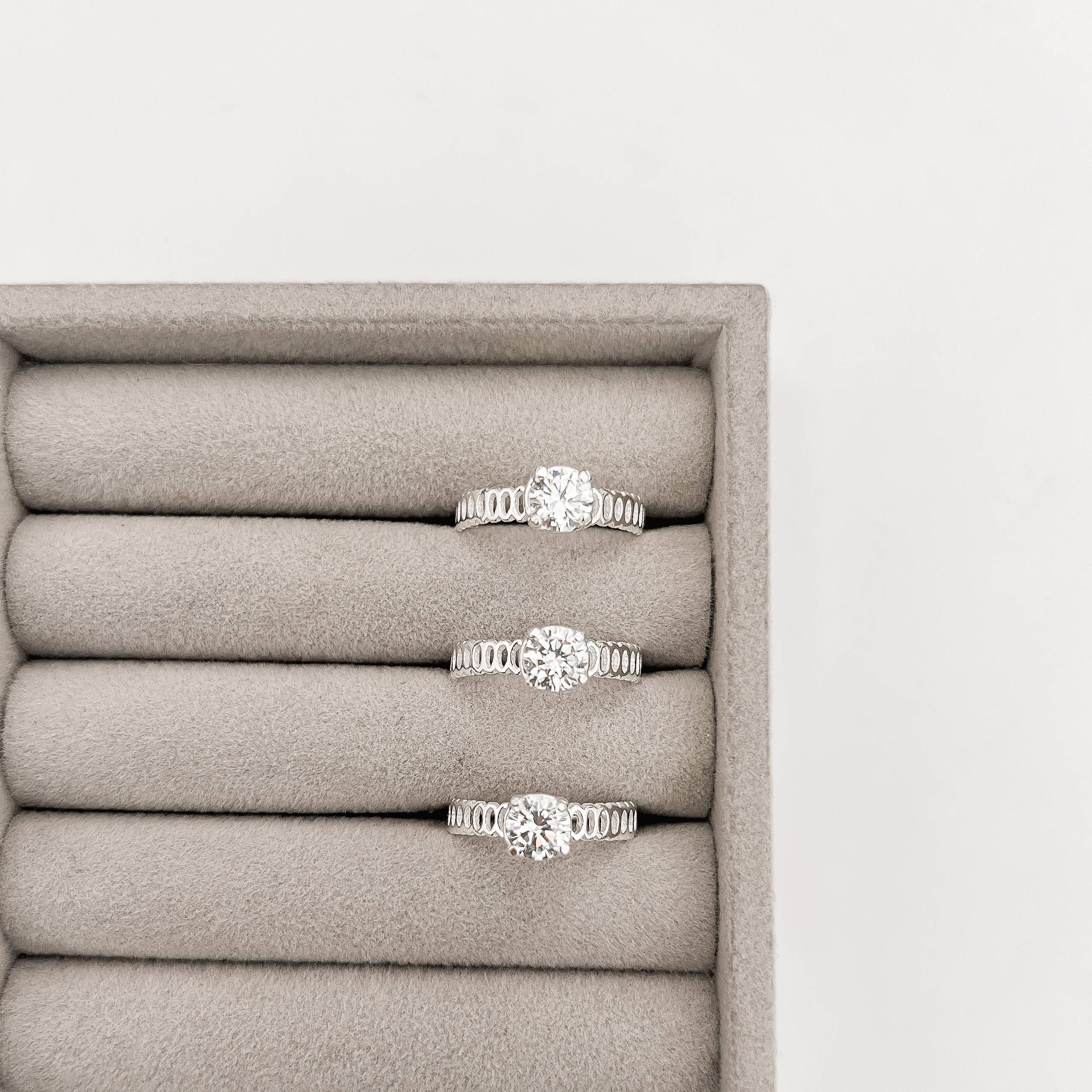 Imagem Secundária Anel solitário zircônia cristal detalhe vazado