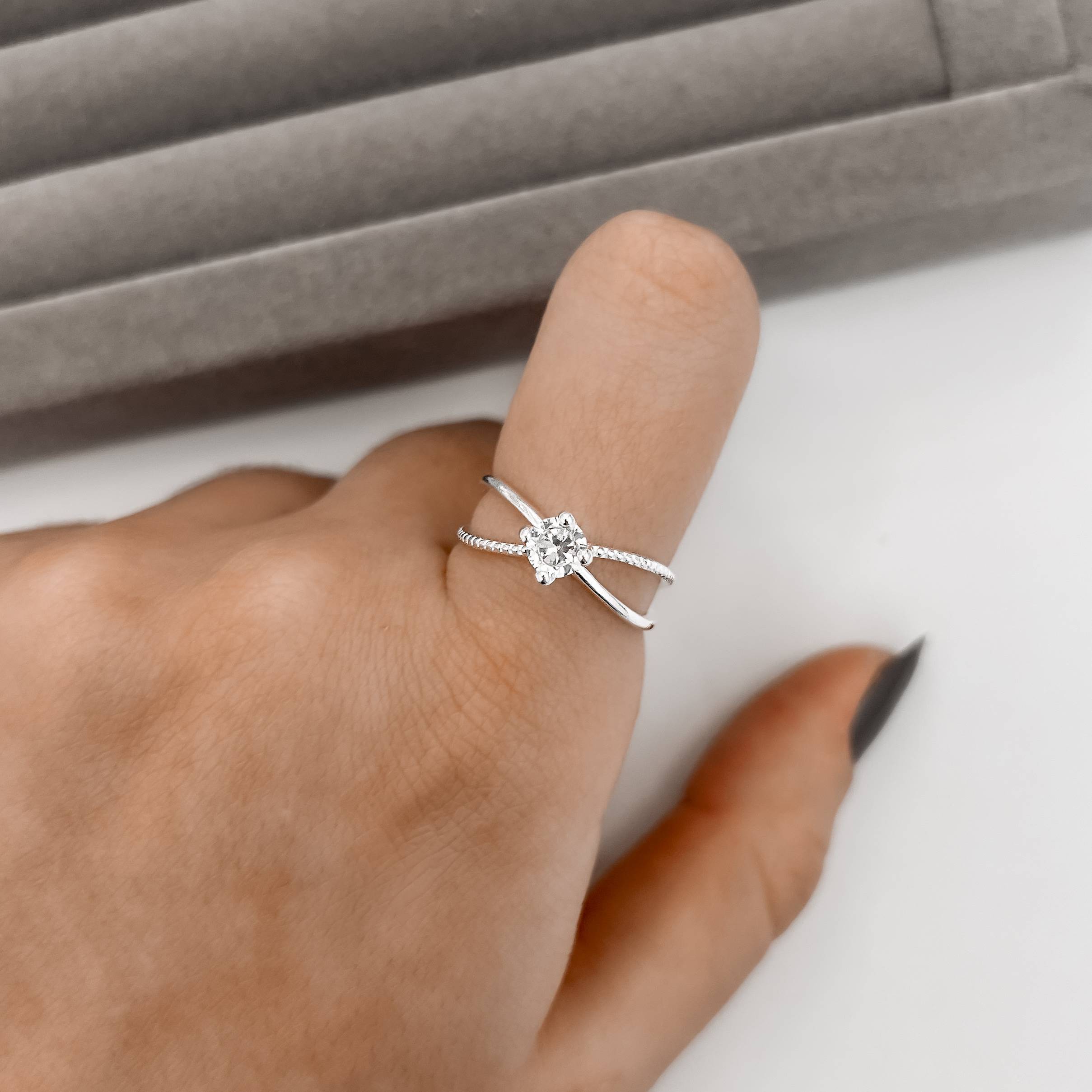 Imagem Secundária Anel solitário 2 fios caixa alta