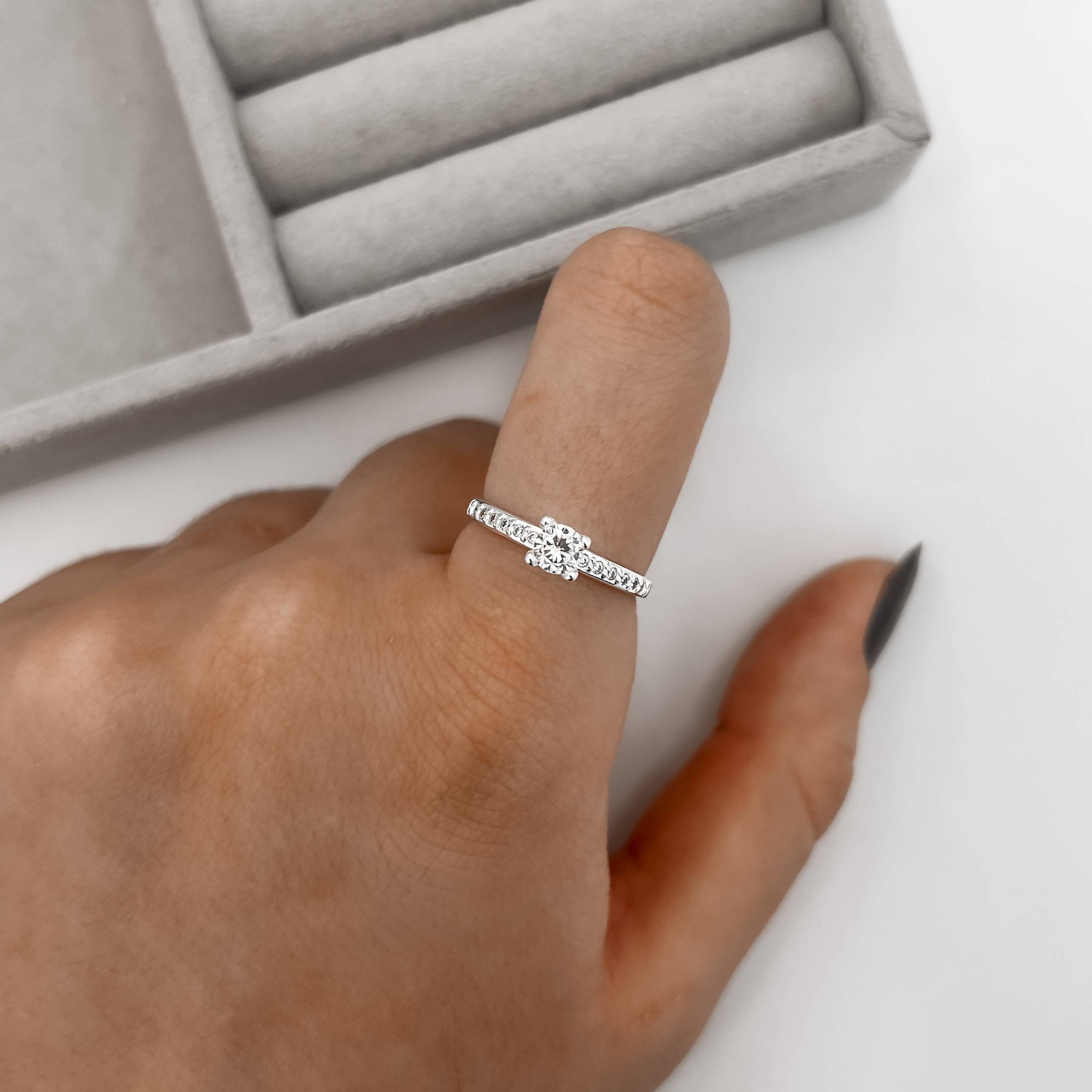 Imagem Secundária Anel meia aliança com solitário 4mm