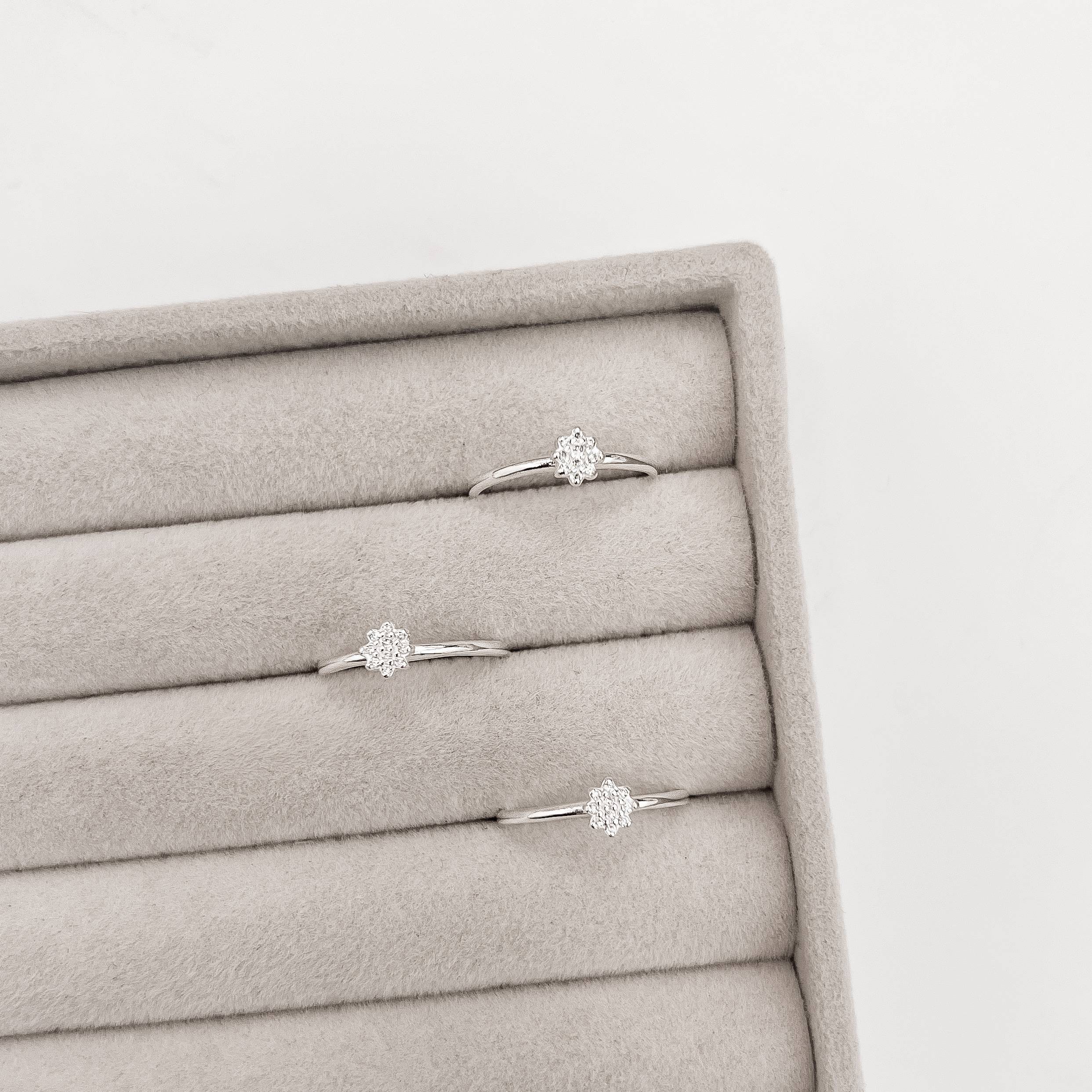 Imagem Anel solitário flor cravejada