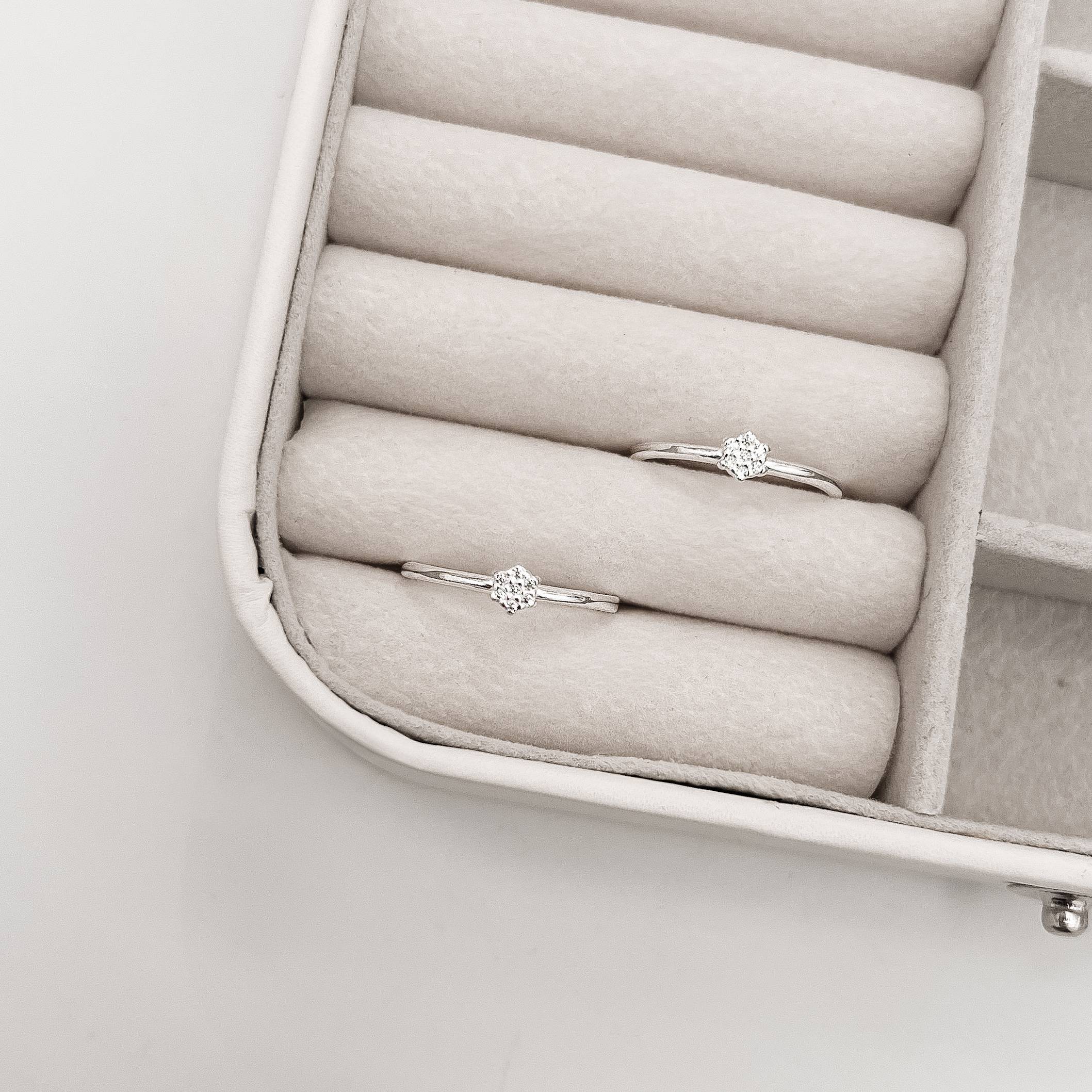 Imagem Anel flor com zircônias caixa alta