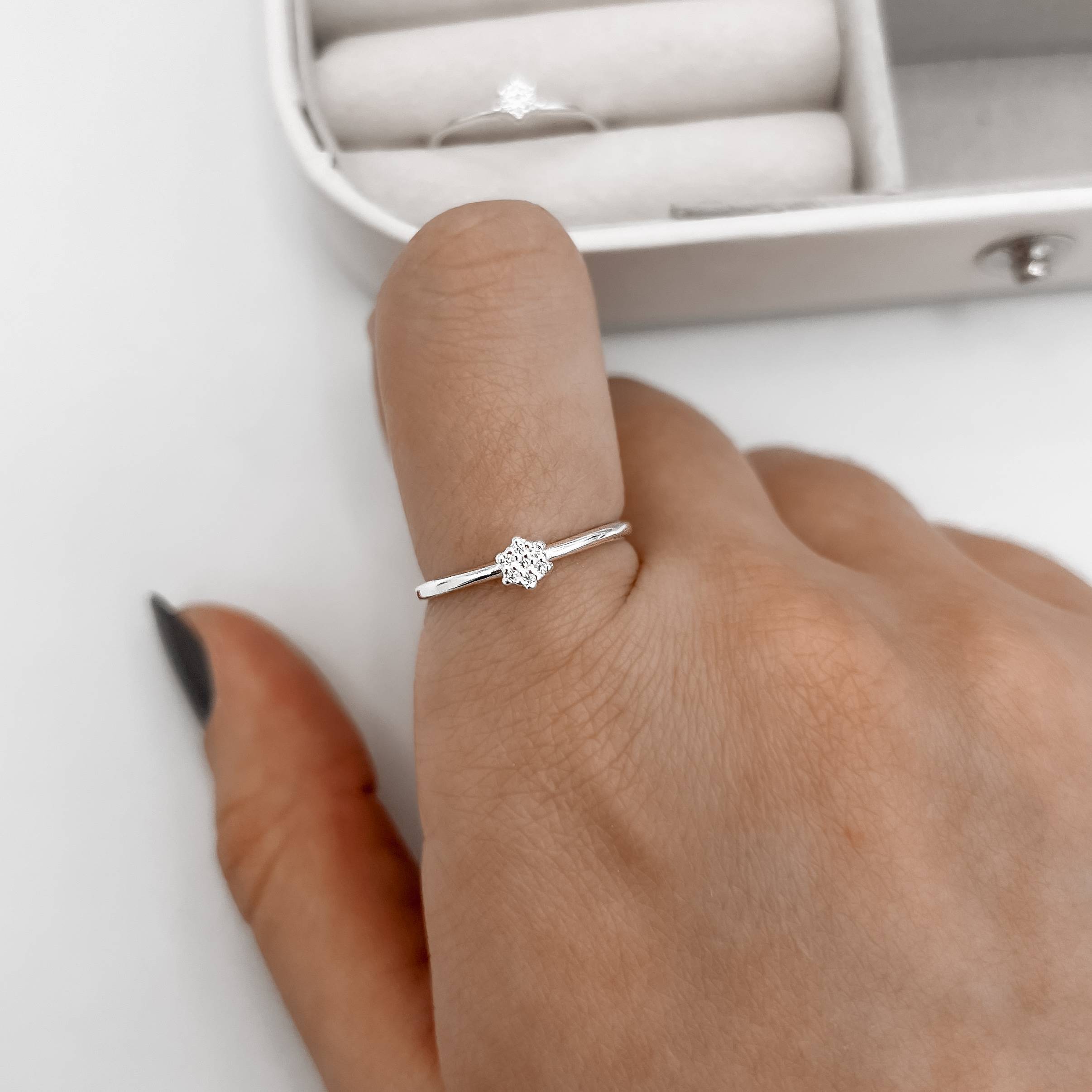 Imagem Secundária Anel flor com zircônias caixa alta