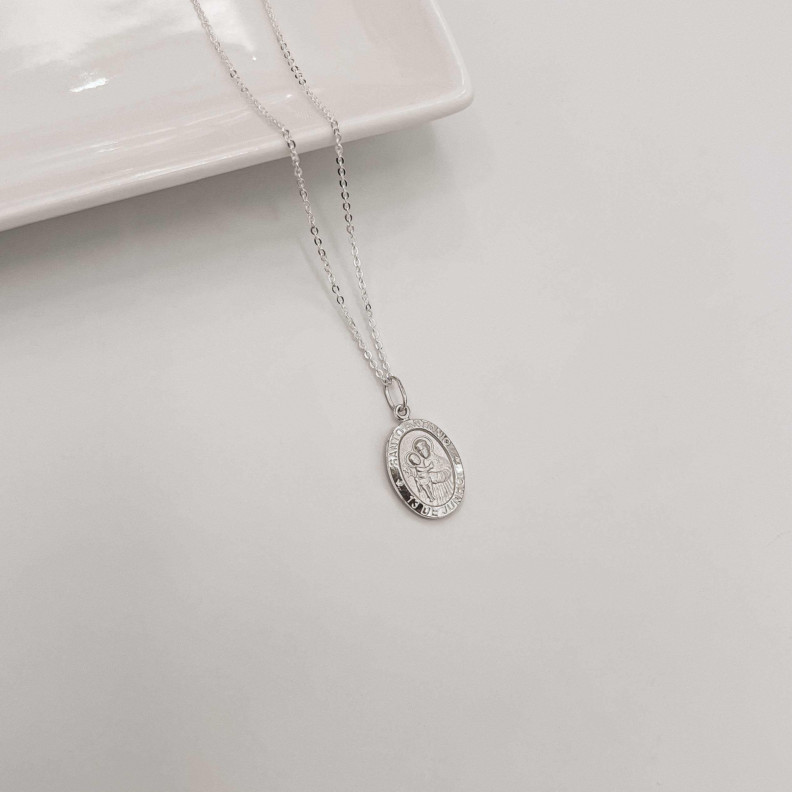 Imagem Colar pingente medalha dupla face Santo Antônio e cruz 16mm corrente cadeadinho 45cm