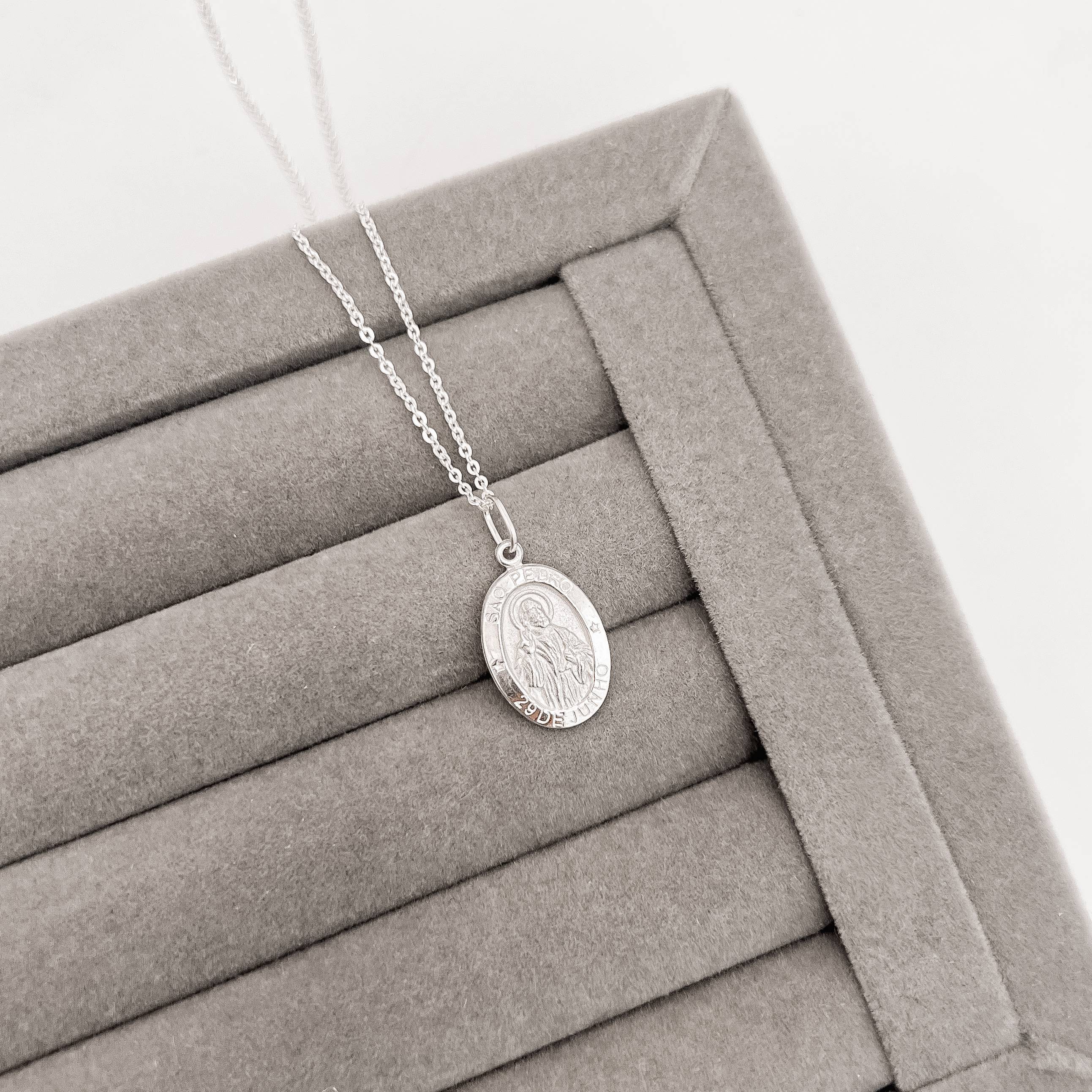 Imagem Colar pingente medalha dupla face São Pedro e cruz 16mm corrente cadeadinho 45cm